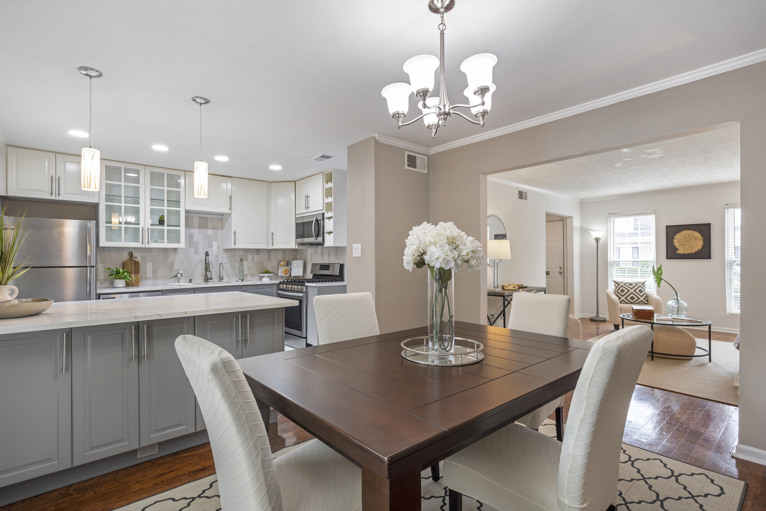  Bright, Stylish and Beautifully Updated Two Bedroom Townhome - 物件實景