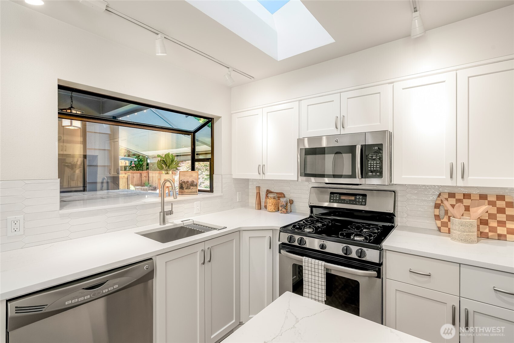 Kirkland, Washington, 98033, United States, 3 Bedrooms Bedrooms, ,2 BathroomsBathrooms,Residential,For Sale,1988237