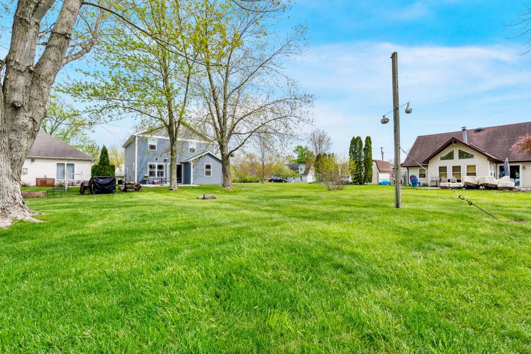  Beautifully Maintained Lake Wawasee Home with Peaceful Water Views - 物件實景