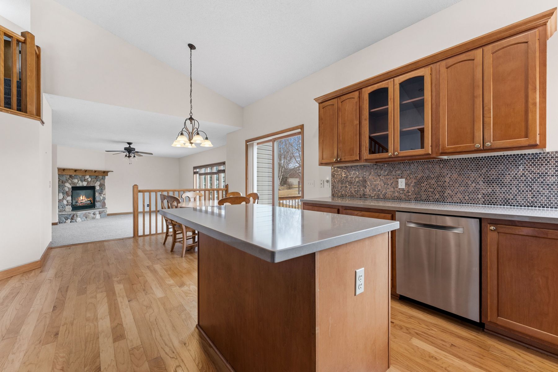  Updated Modified Two-Story on a Spacious Corner Lot - 物件實景