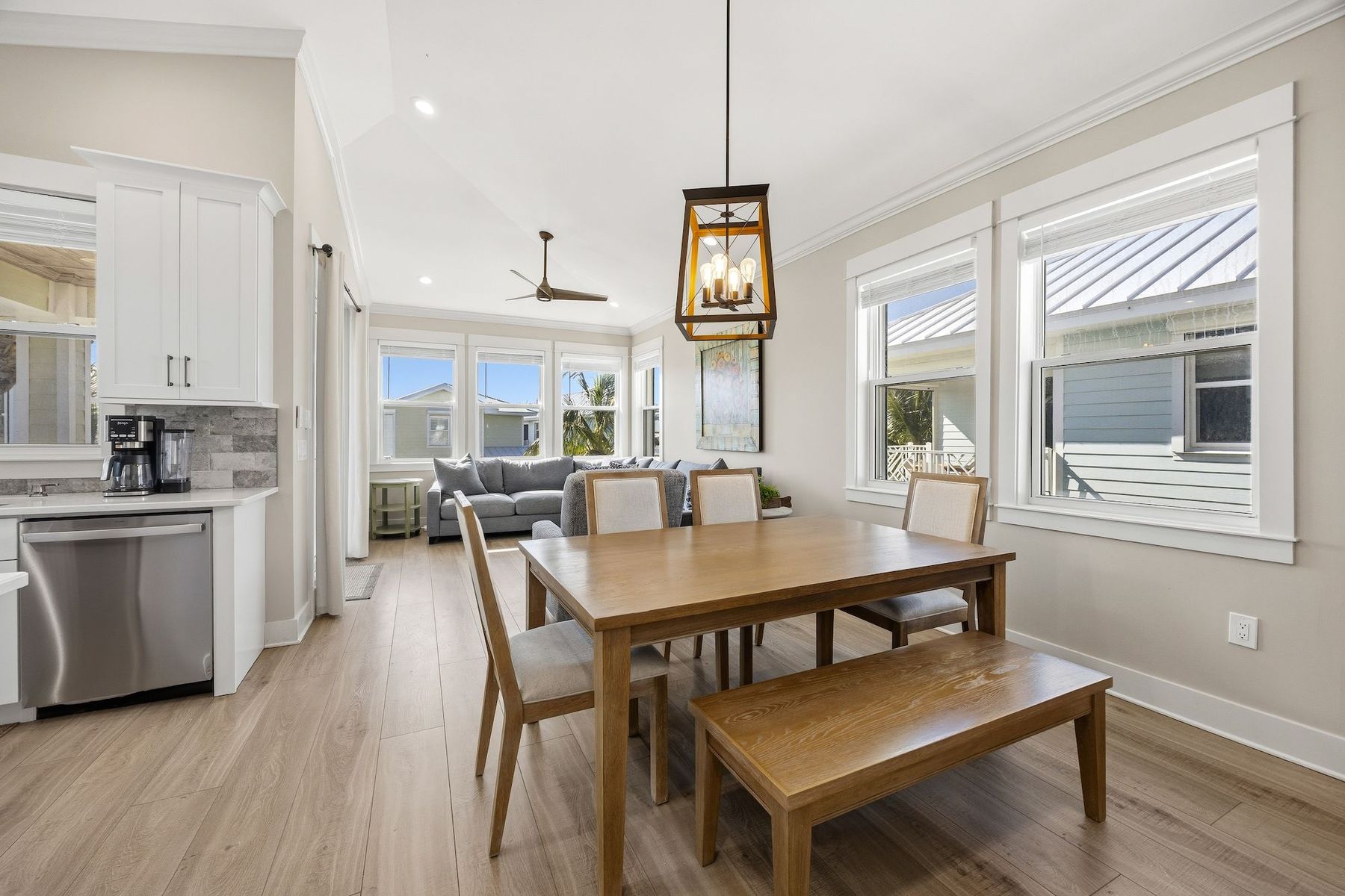  Modern Waterfront Home with Private Dock - 物件實景