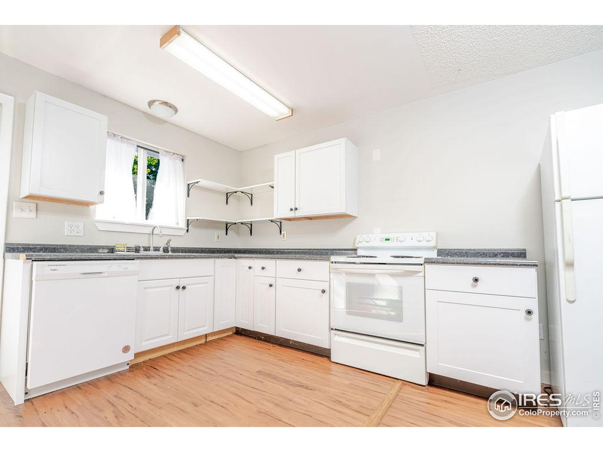 Longmont, Colorado, 80501, United States, 4 Bedrooms Bedrooms, ,2 BathroomsBathrooms,Residential,For Sale,1941984