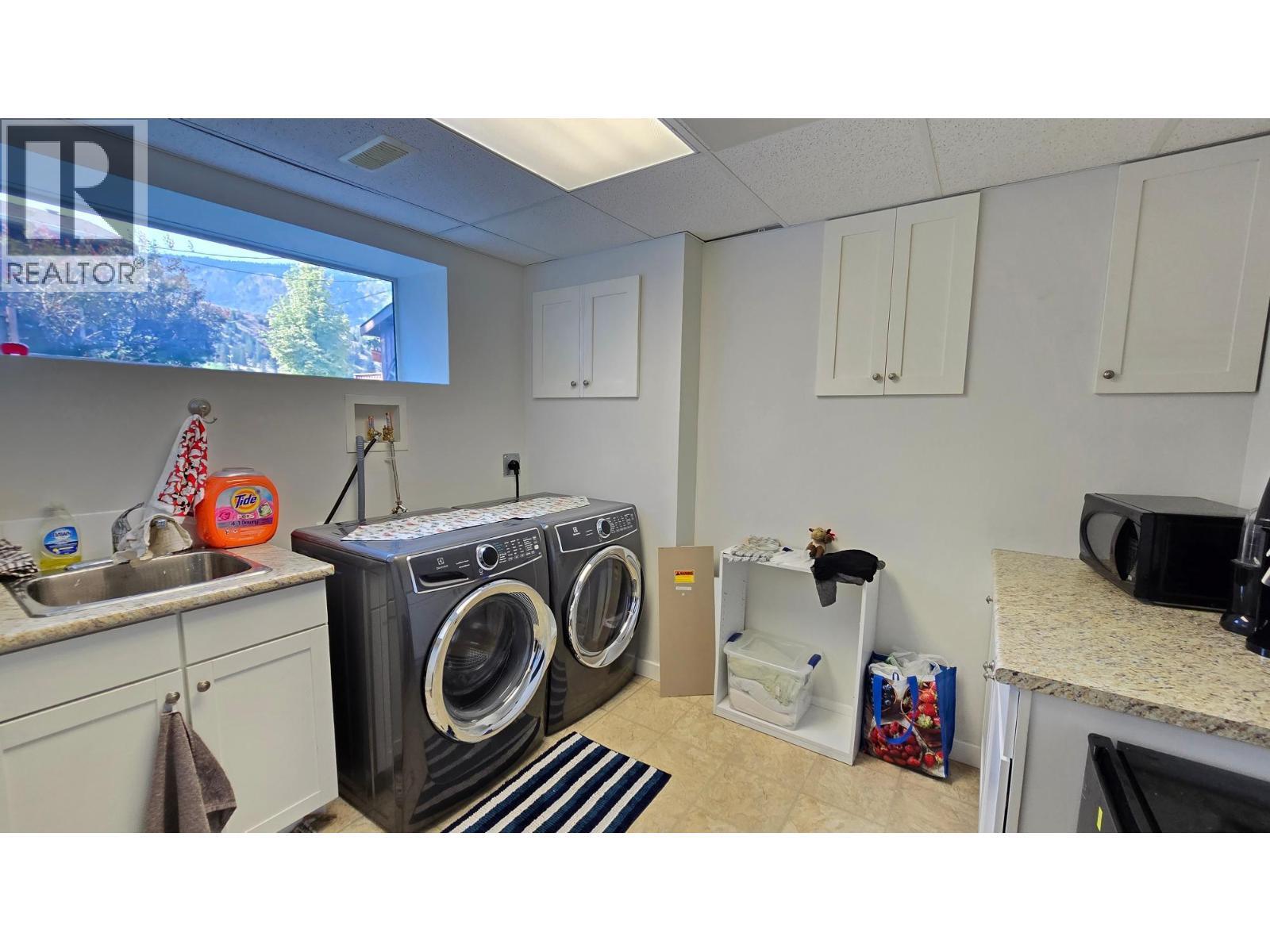 KAMLOOPS, British Columbia, V2C 4Y6, CA, 3 Bedrooms Bedrooms, ,2 BathroomsBathrooms,Residential,For Sale,1950750