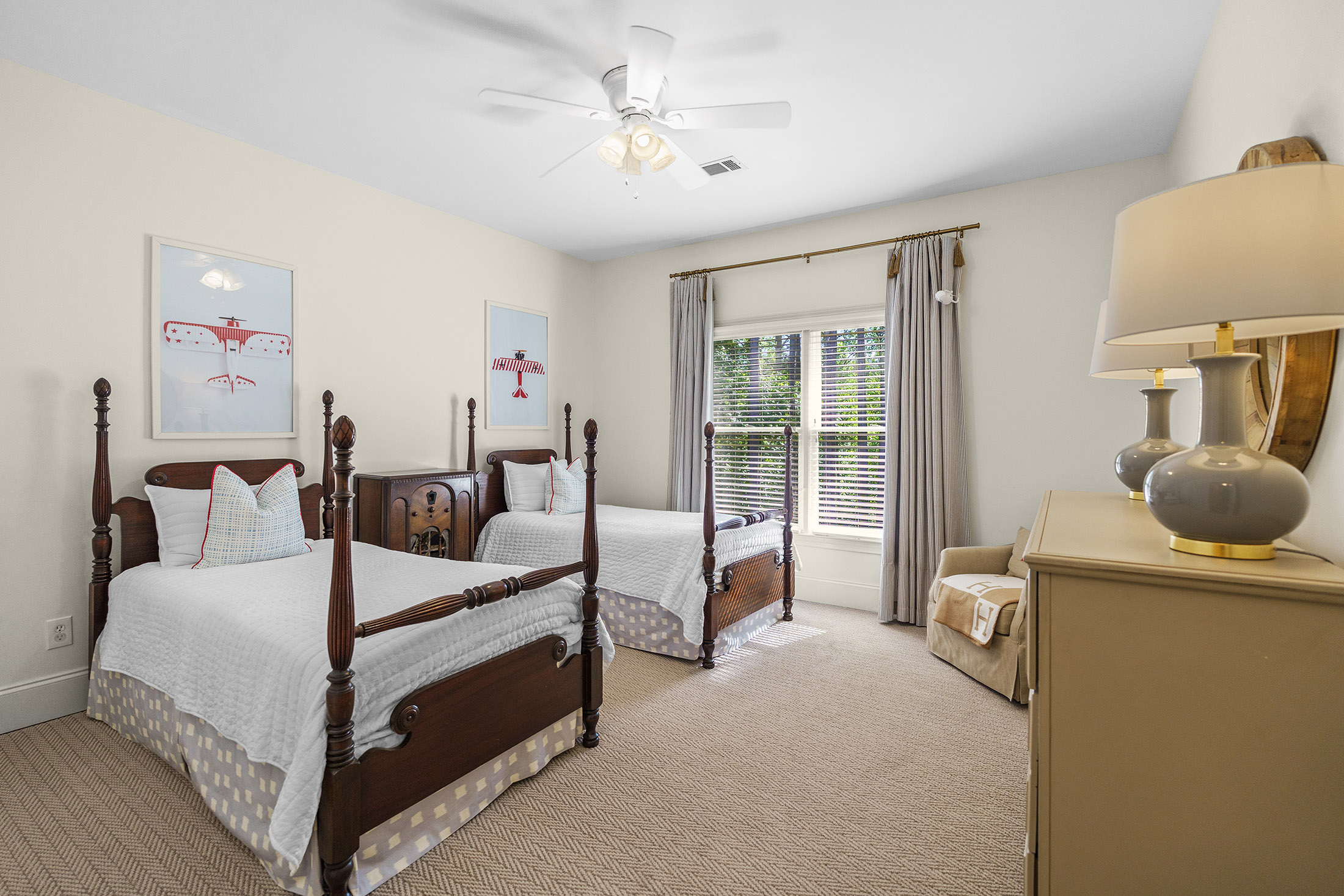  Located in the Highly Sought-After Governors Preserve Community - 物件實景