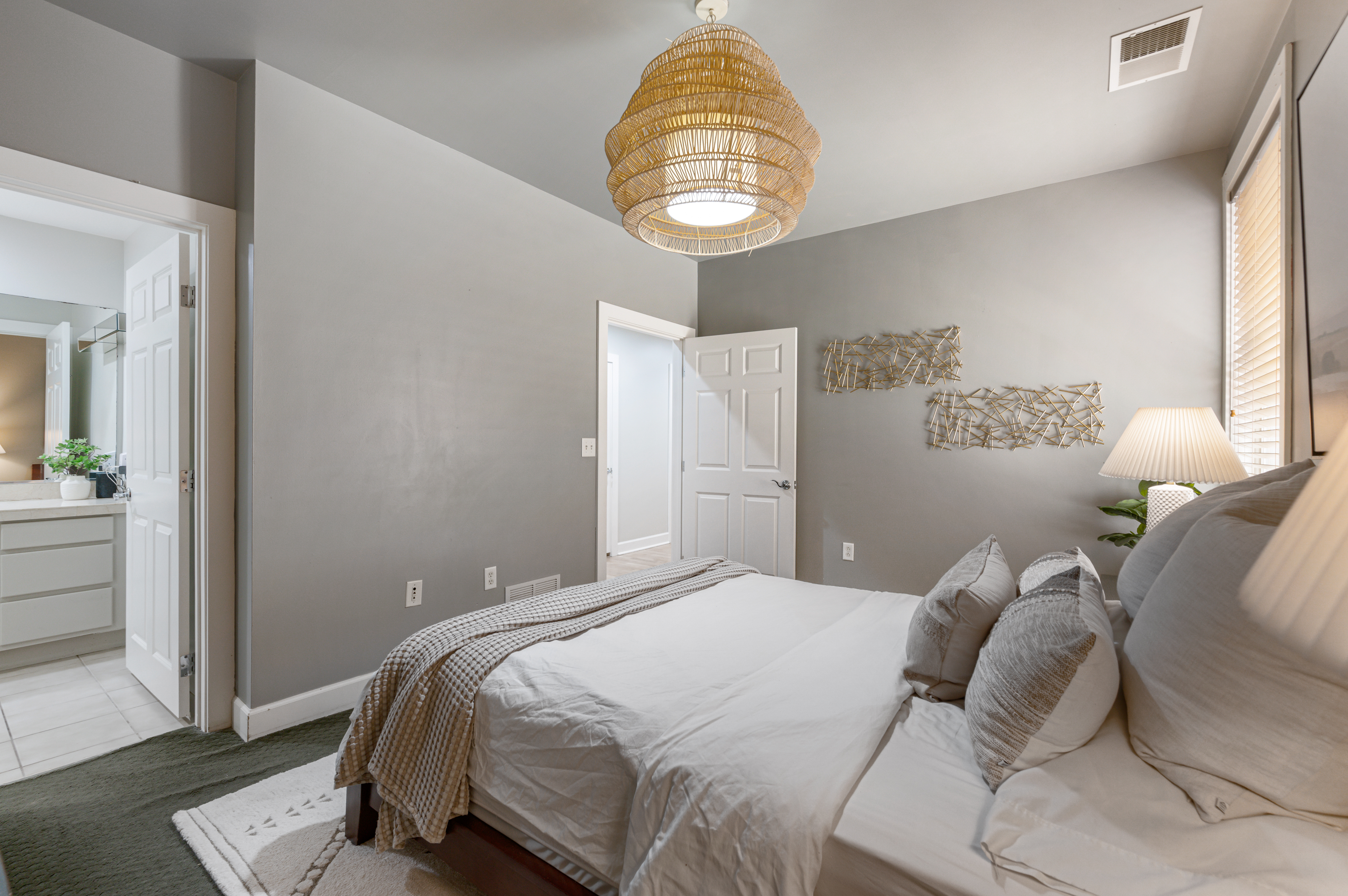  Spacious 1-Bedroom Main Floor Condo in a Prime Location - 物件實景