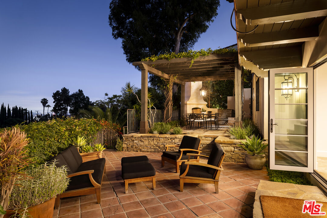 Los Angeles, California, 90068, United States, 4 Bedrooms Bedrooms, ,5 BathroomsBathrooms,Residential,For Sale,1910908