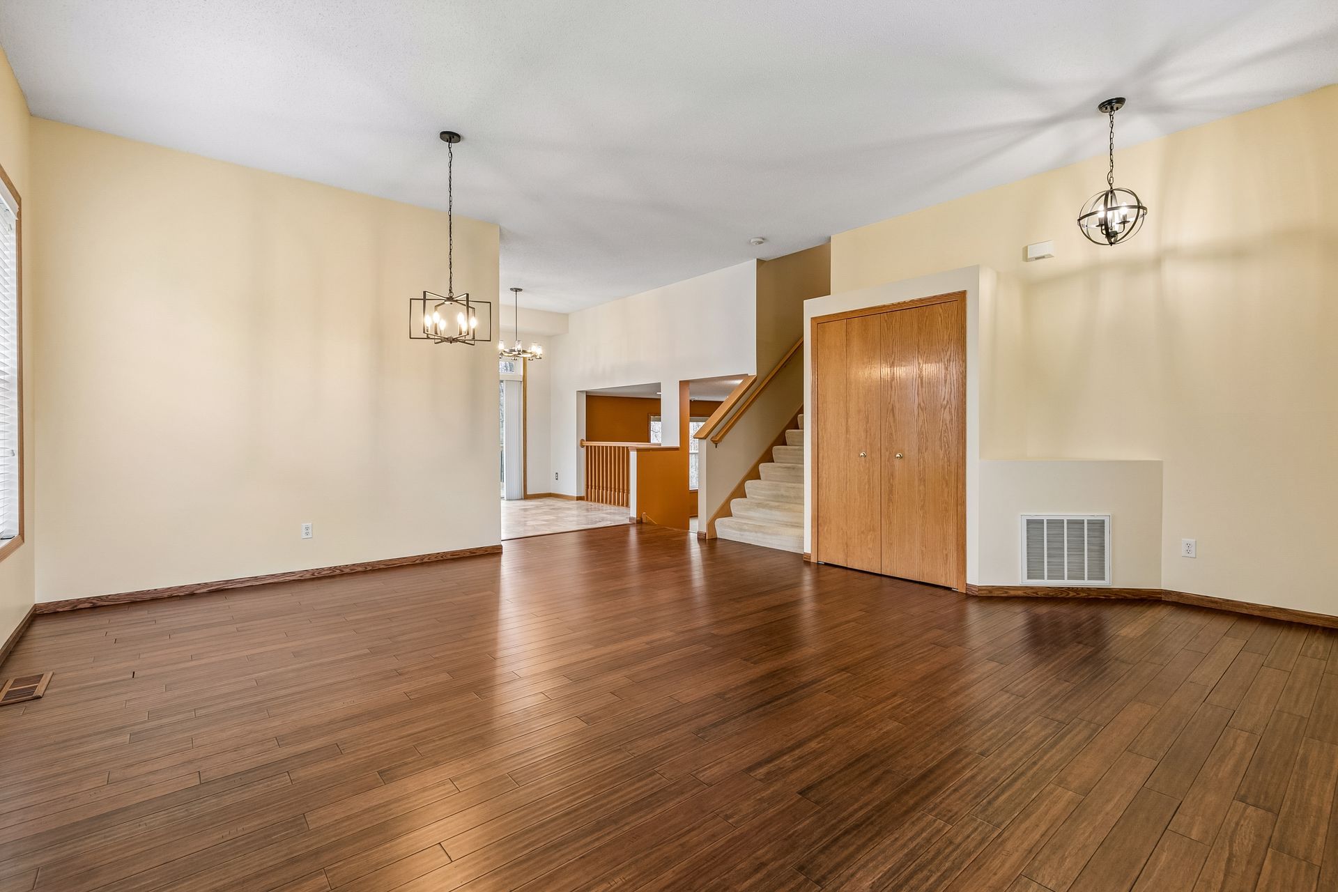  Cul-de-Sac Living with Over an Acre of Land - 物件實景