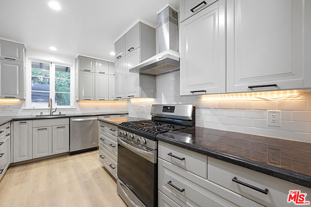 Los Angeles, California, 90046, United States, 3 Bedrooms Bedrooms, ,3 BathroomsBathrooms,Residential,For Sale,1838639