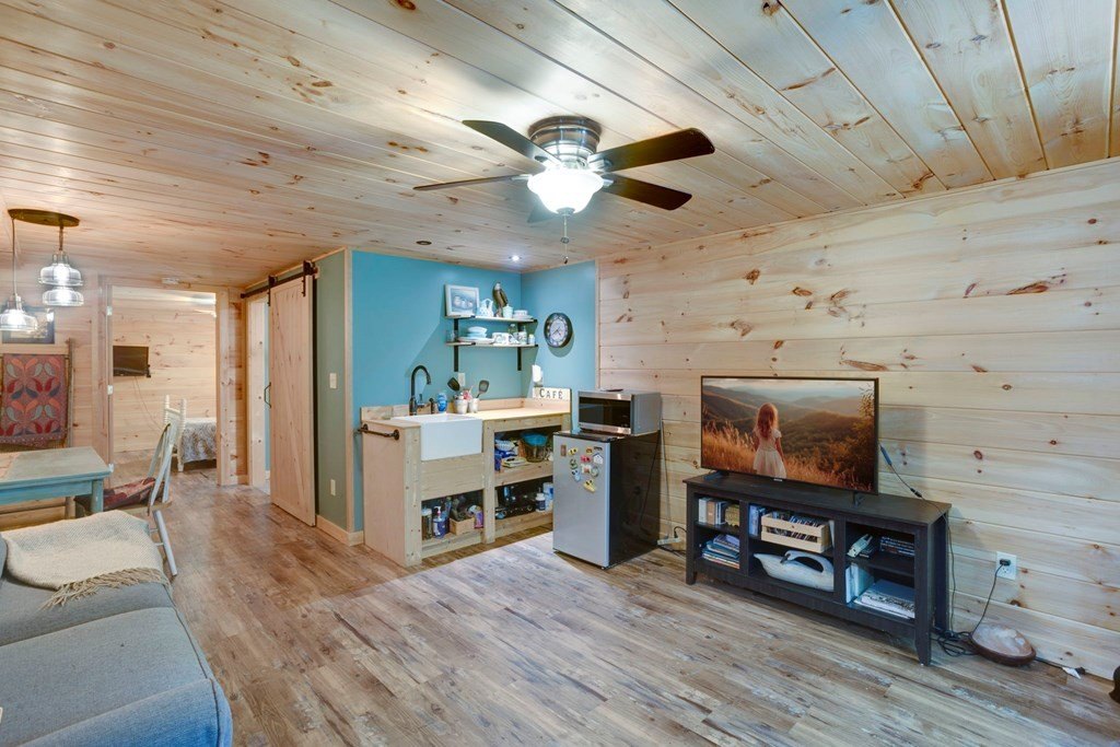 Blairsville, Georgia, 30512, United States, 3 Bedrooms Bedrooms, ,3 BathroomsBathrooms,Residential,For Sale,1889630