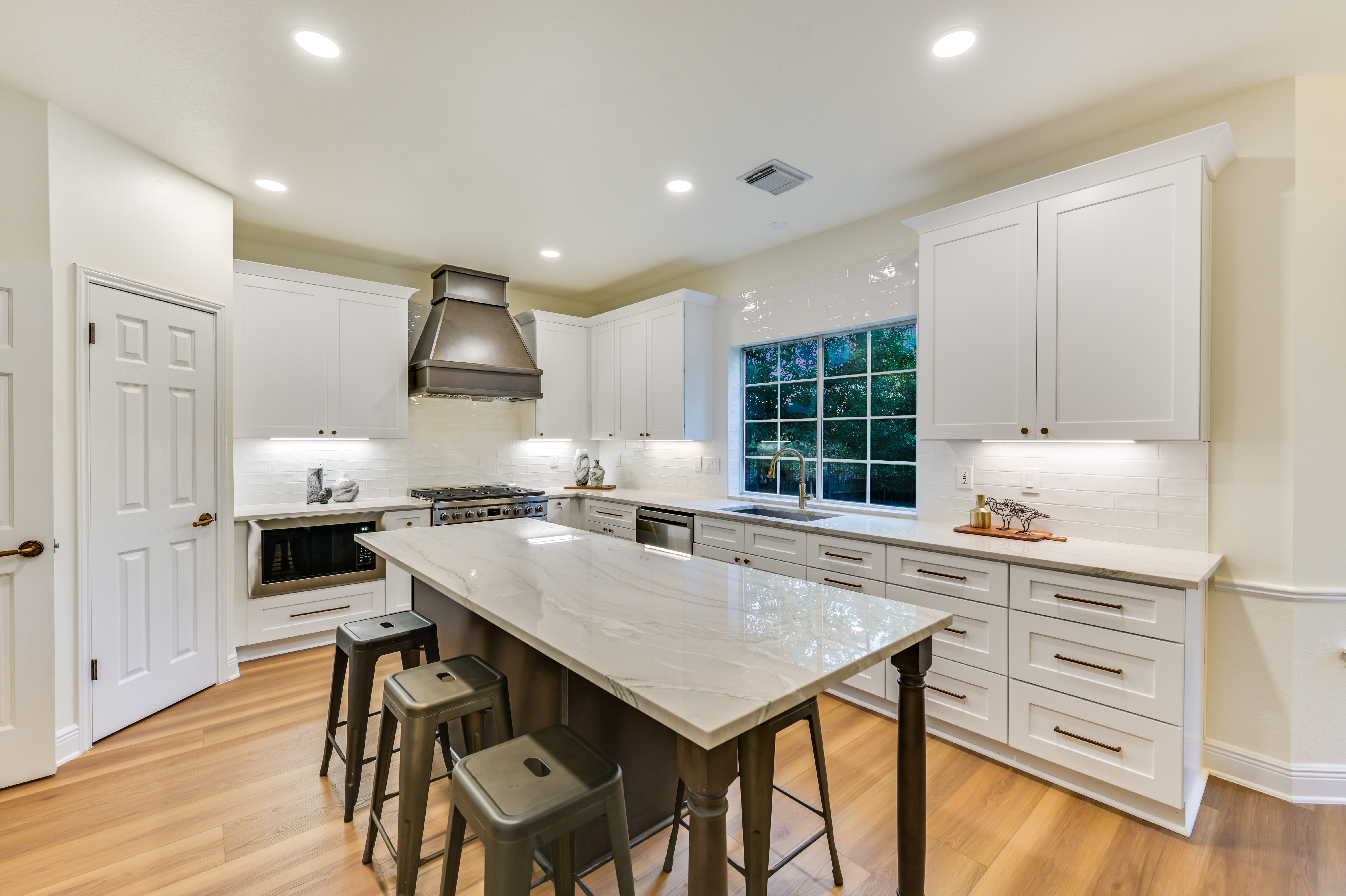  Impeccably Updated River Place Home Blending Warmth, Style & Luxury - 物件實景