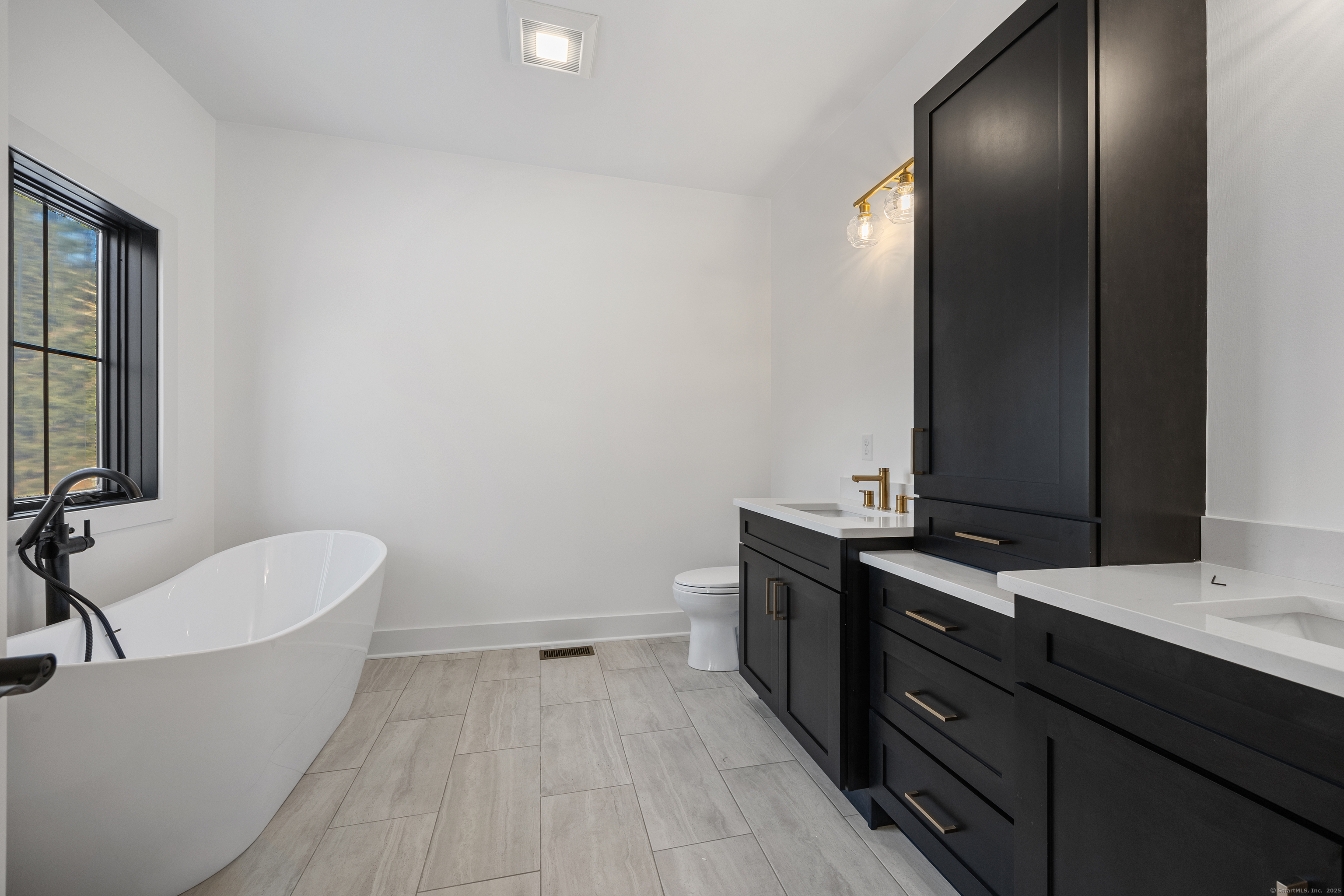 Cheshire, Connecticut, 06410, United States, 3 Bedrooms Bedrooms, ,3 BathroomsBathrooms,Residential,For Sale,1714227