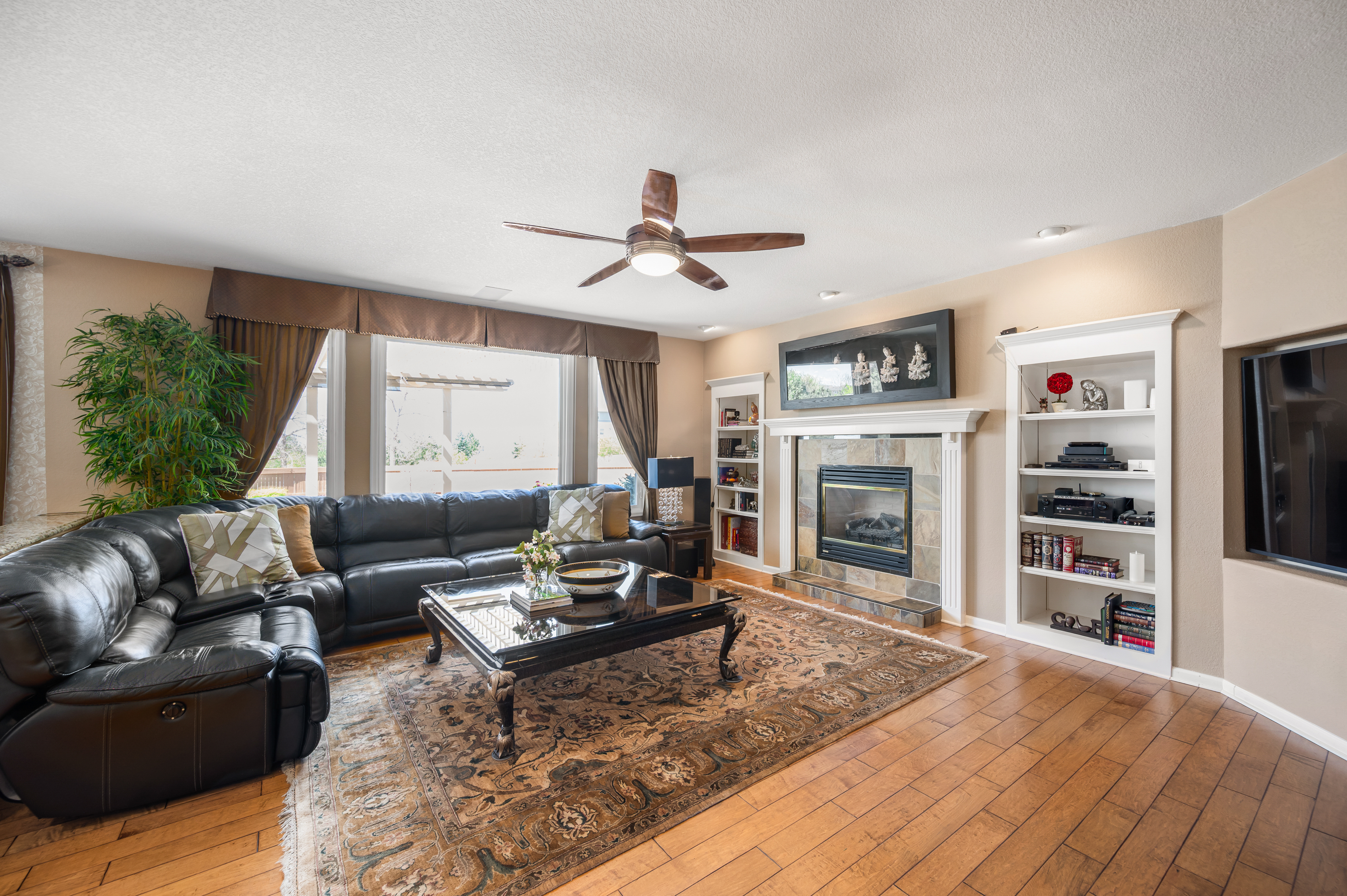  Luxury And Elegance Greet You At Every Turn In This Beautiful Home - 物件實景