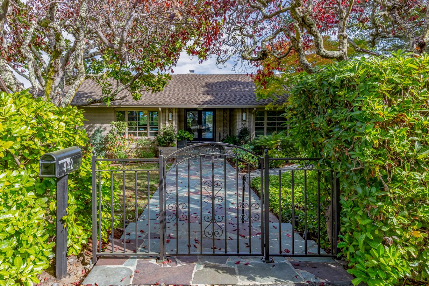 Hillsborough, California, 94010, United States, 3 Bedrooms Bedrooms, ,4 BathroomsBathrooms,Residential,For Sale,1989109