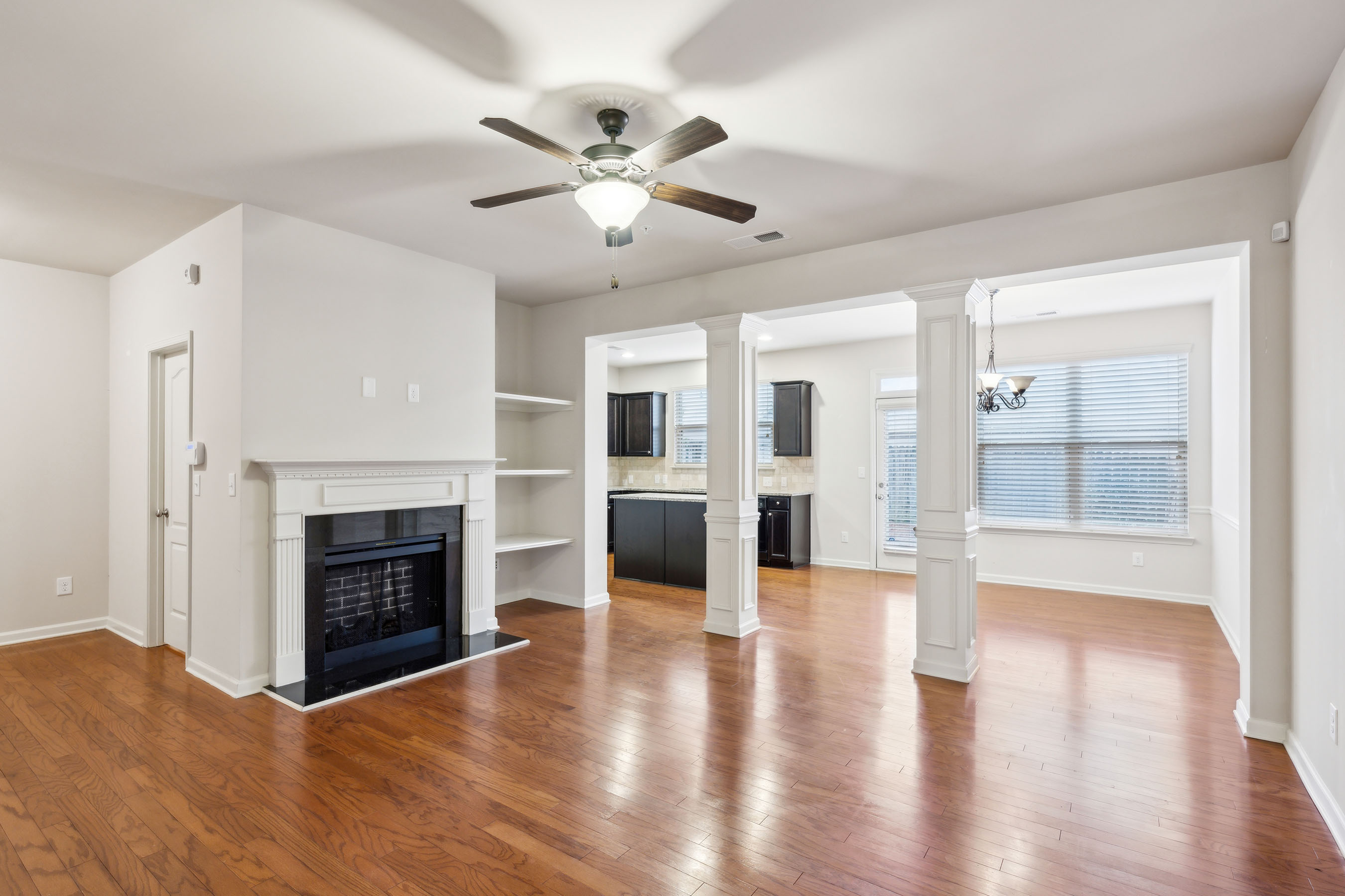  Welcome to this Beautifully Maintained Two-Story Townhome - 物件實景