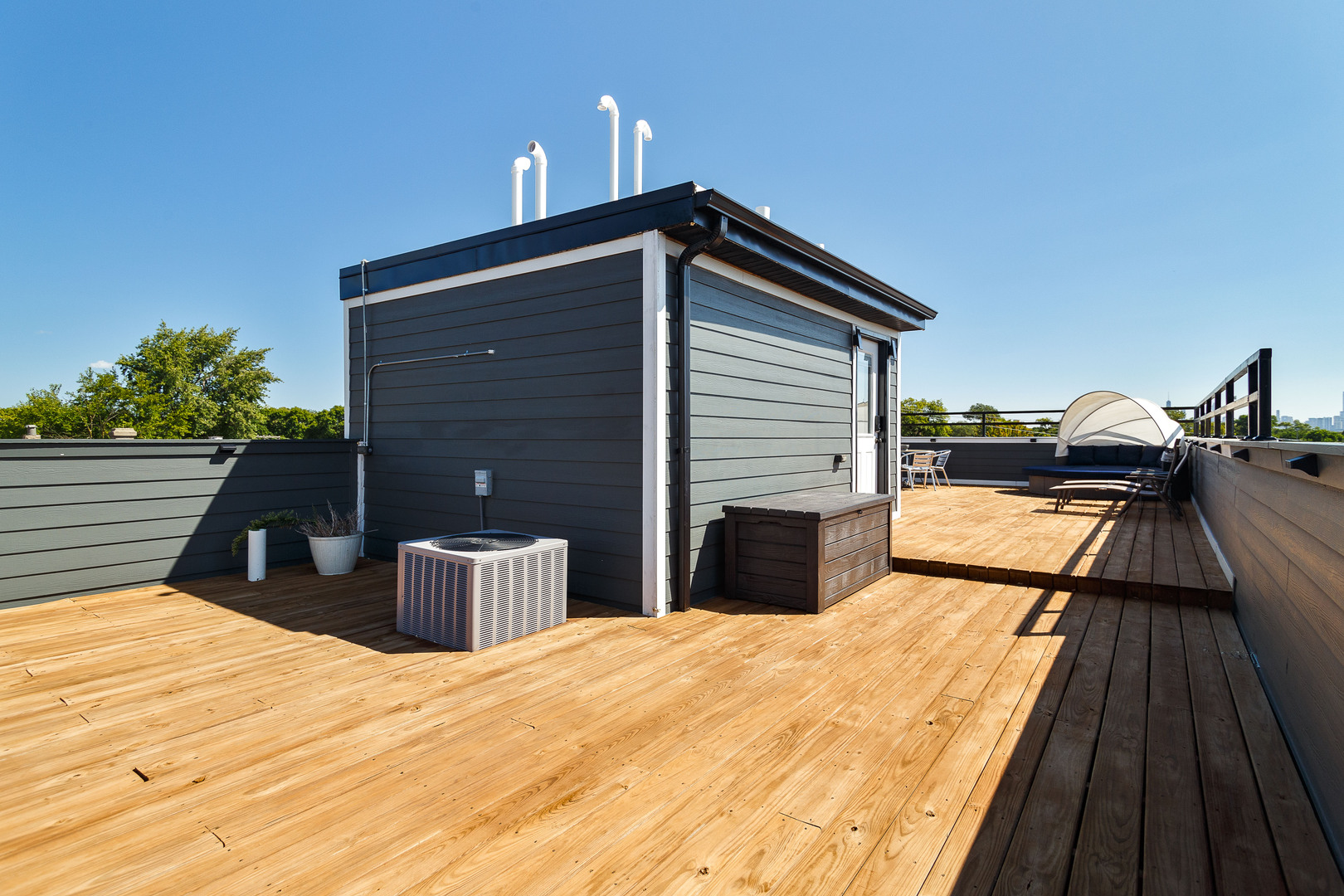 Chicago, Illinois, 60651, United States, 5 Bedrooms Bedrooms, ,6 BathroomsBathrooms,Residential,For Sale,1988146