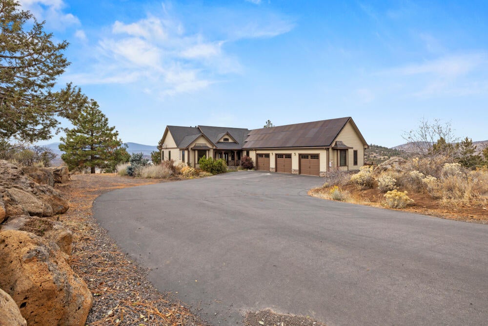 Klamath Falls, Oregon, 97601, United States, 4 Bedrooms Bedrooms, ,3 BathroomsBathrooms,Residential,For Sale,1987766