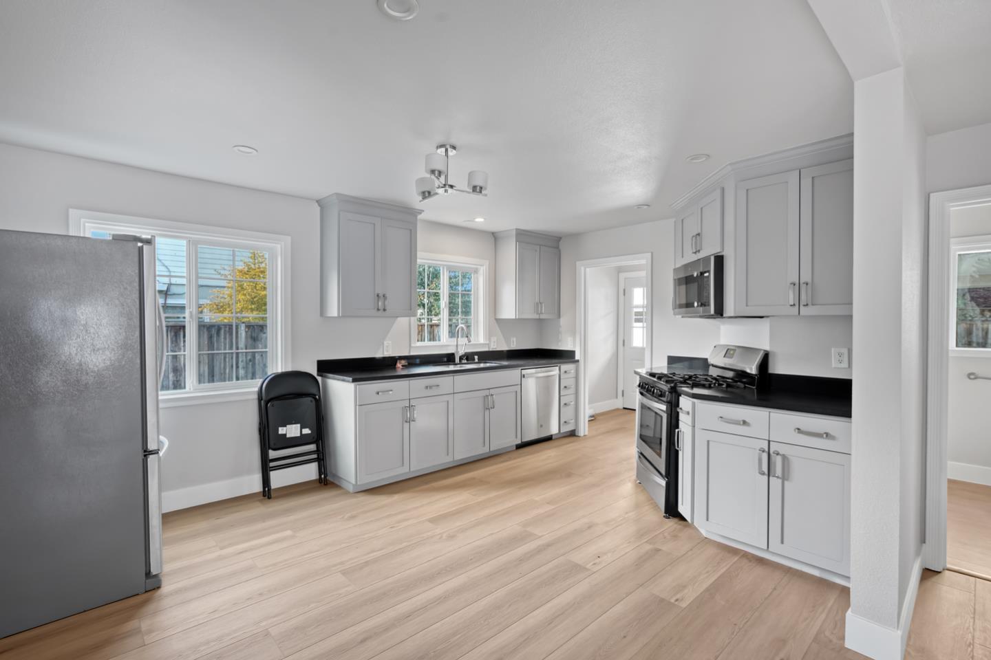 Mountain View, California, 94043, United States, 4 Bedrooms Bedrooms, ,3 BathroomsBathrooms,Residential,For Sale,1992063