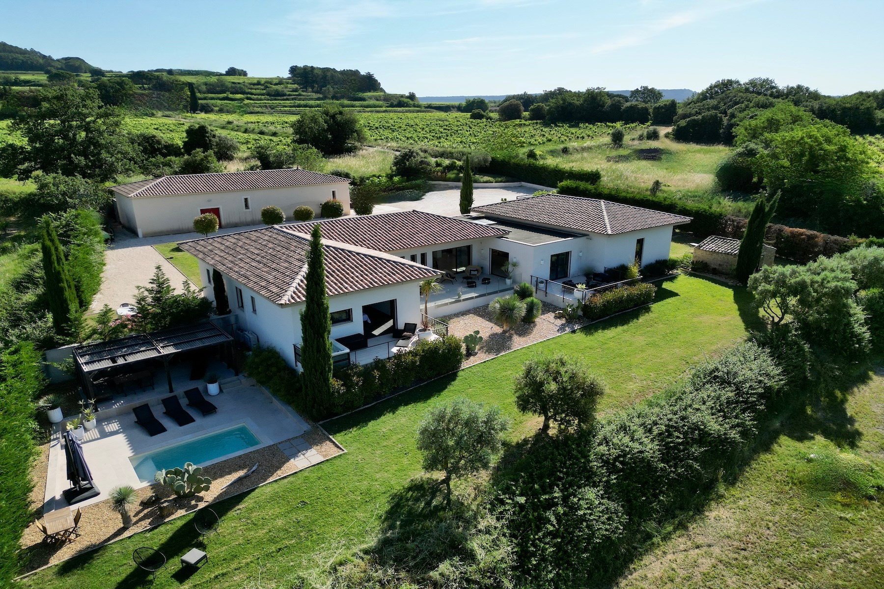  Elegant contemporary villa in the heart of the vineyards, 20 minutes from Uzès,… - 物件實景