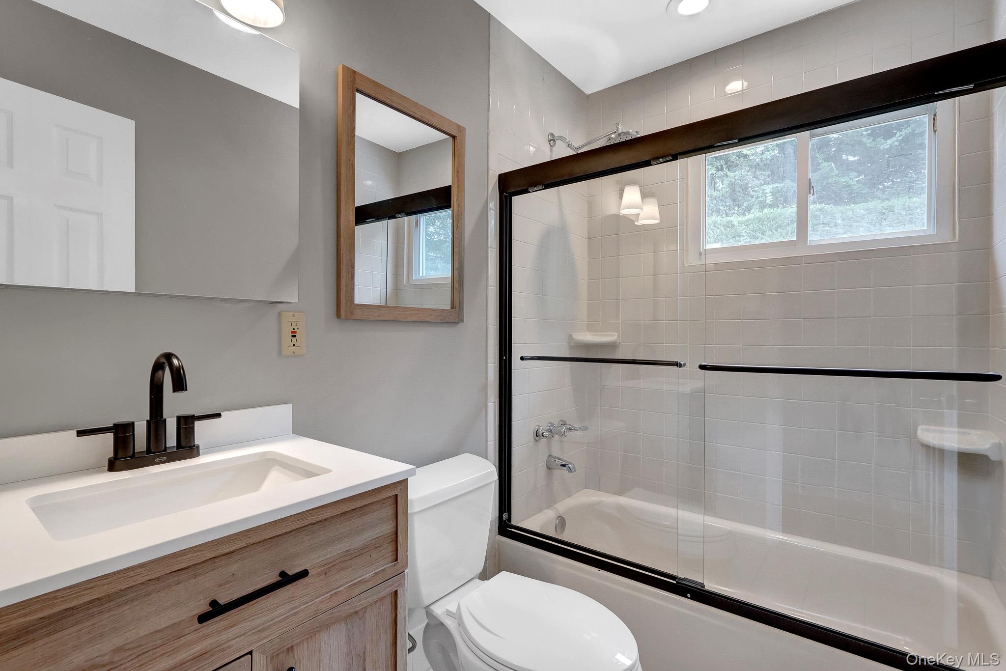  466 W 4th Street, West Islip, NY, 11795 - 物件實景