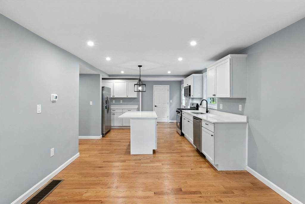 East Bridgewater, Massachusetts, 02333, United States, 3 Bedrooms Bedrooms, ,3 BathroomsBathrooms,Residential,For Sale,1943451
