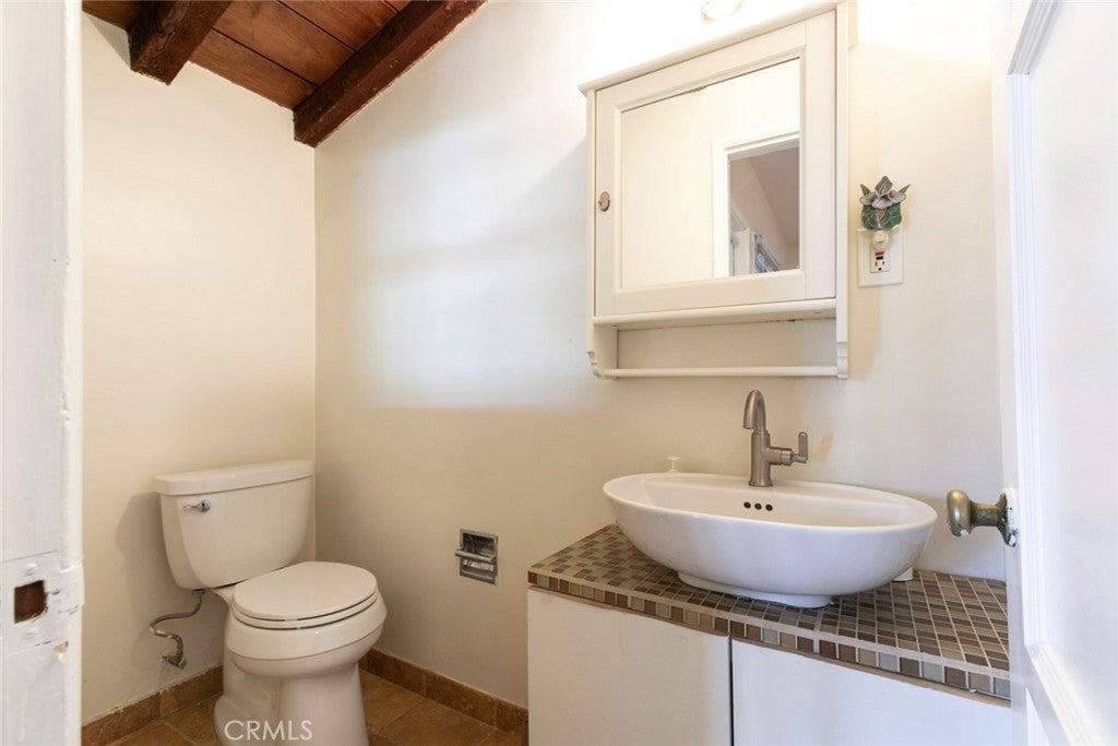 Van Nuys, California, 91405, United States, 2 Bedrooms Bedrooms, ,2 BathroomsBathrooms,Residential,For Sale,1941030