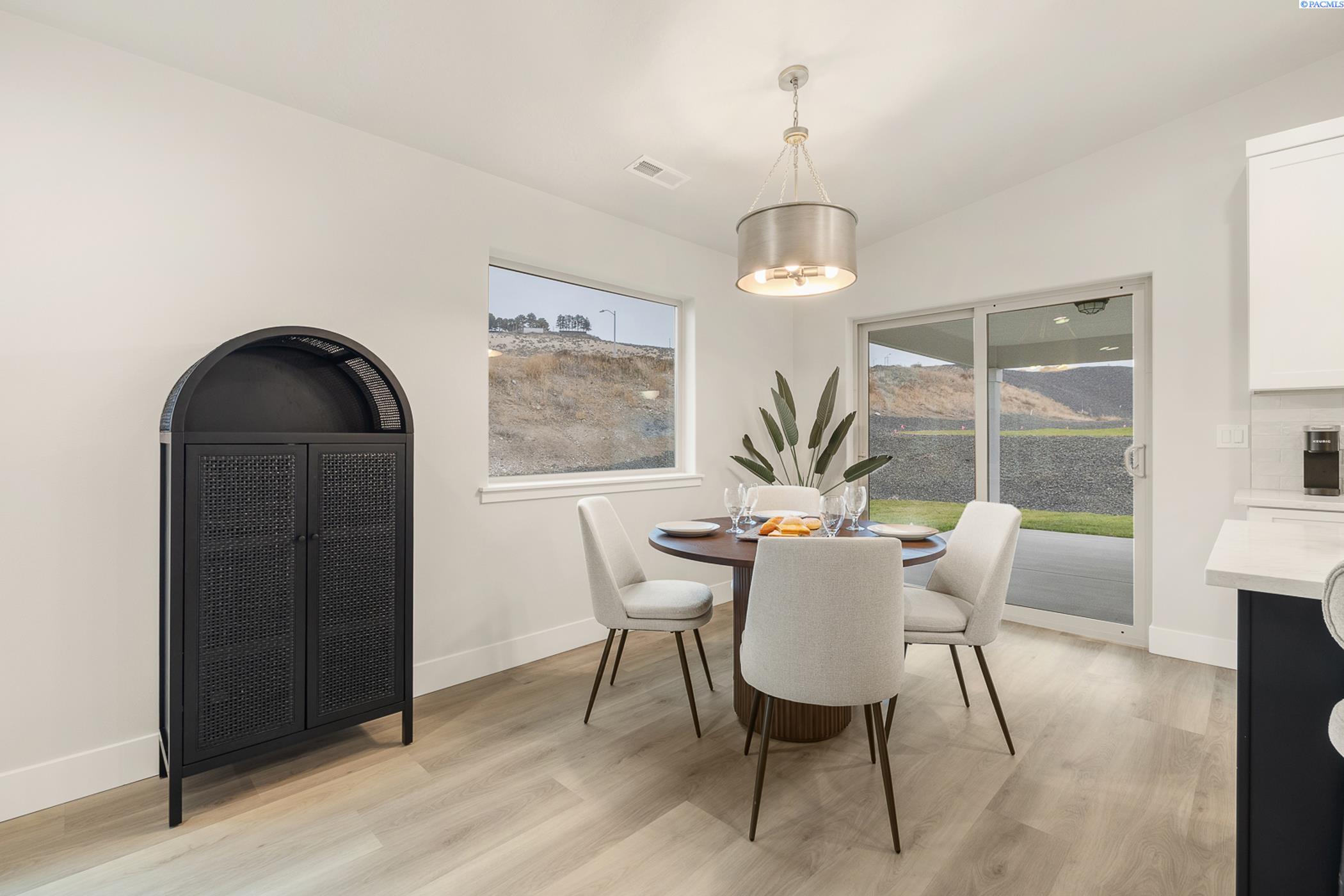 Kennewick, Washington, 99338, United States, 4 Bedrooms Bedrooms, ,1 BathroomBathrooms,Residential,For Sale,1890128