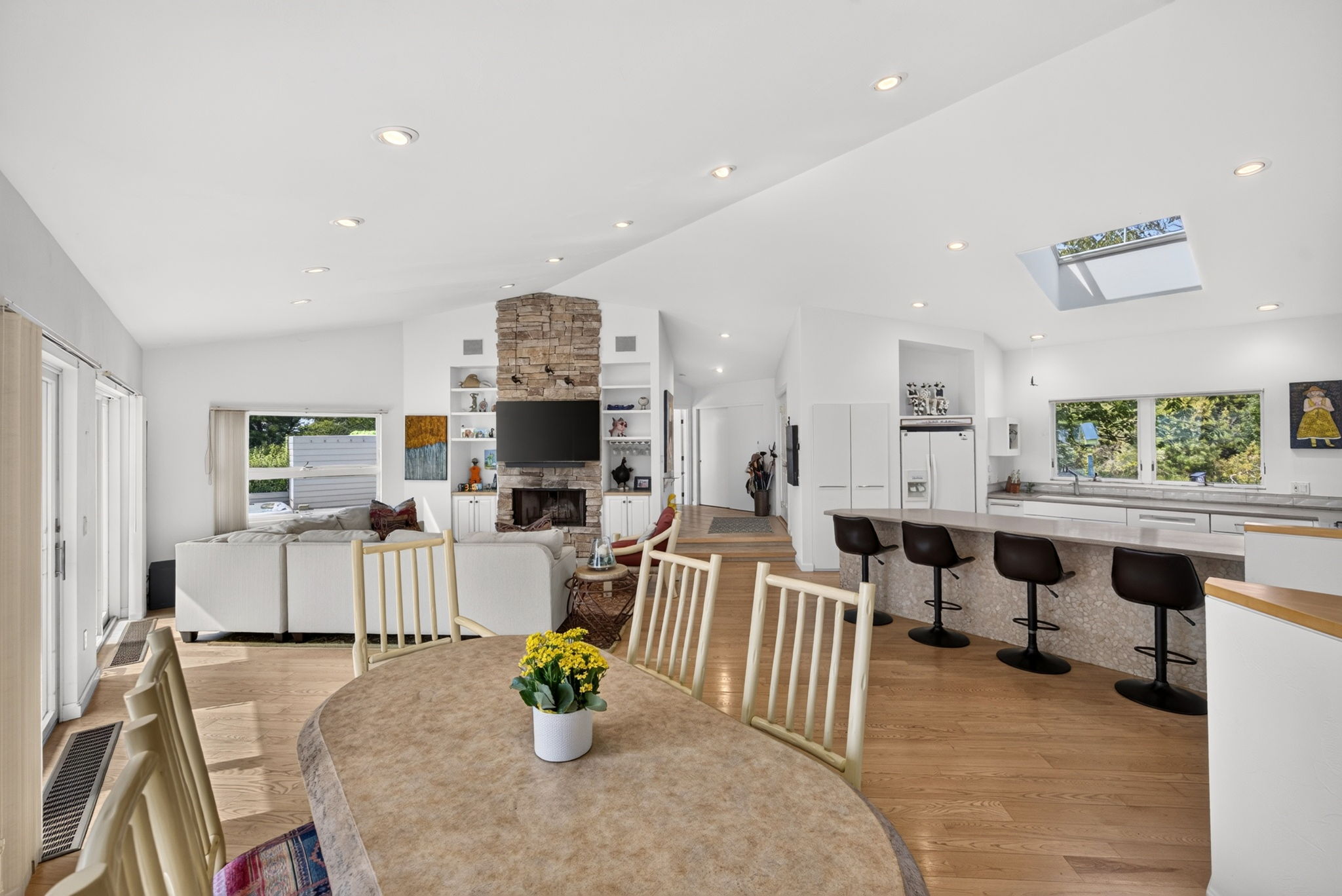  Five-Bedroom Contemporary with Bay Views, Pool & Private Beach Access - 物件實景