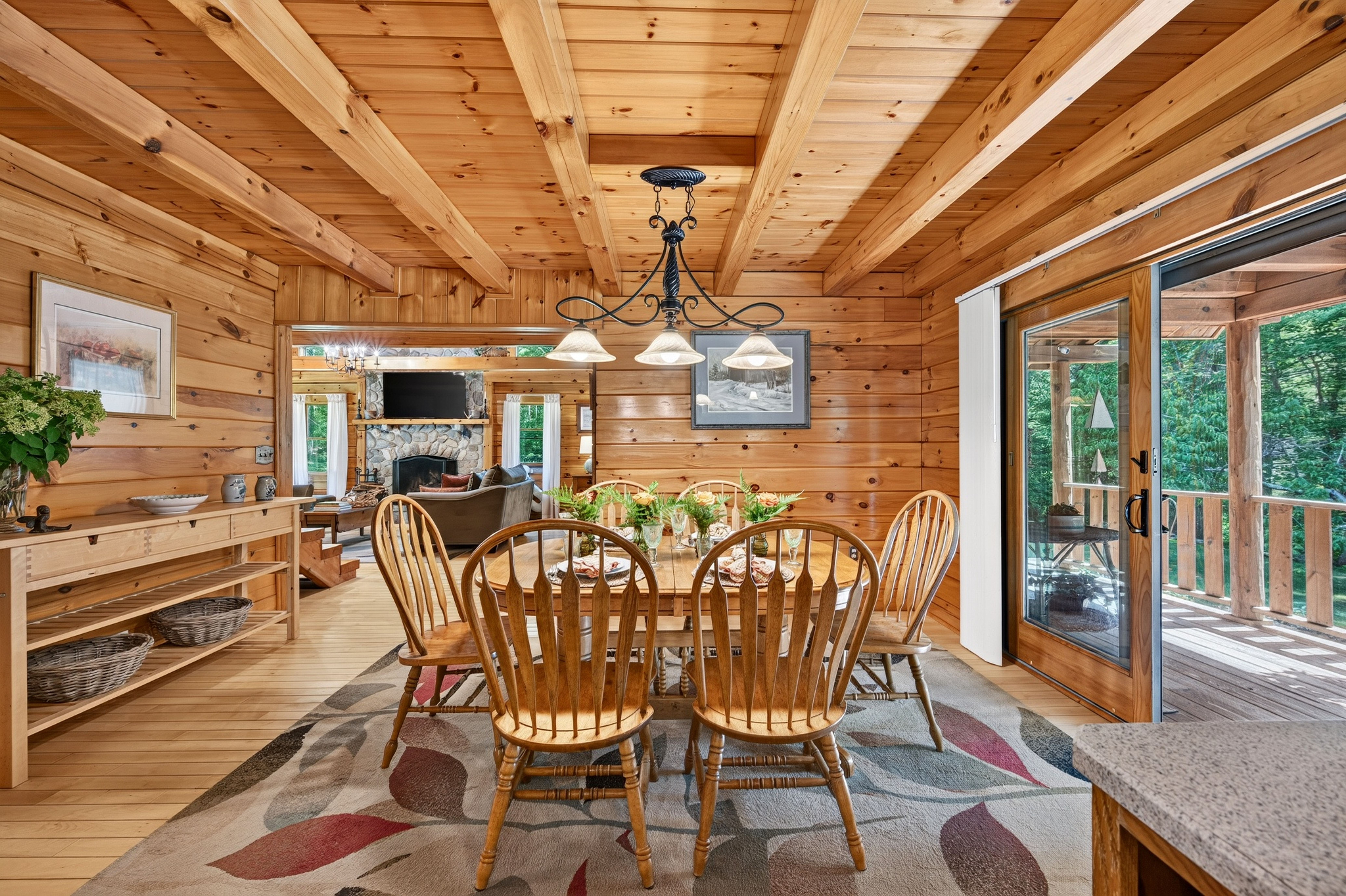 Tucked within four private, tranquil acres, this charming rustic log home offers - 物件實景