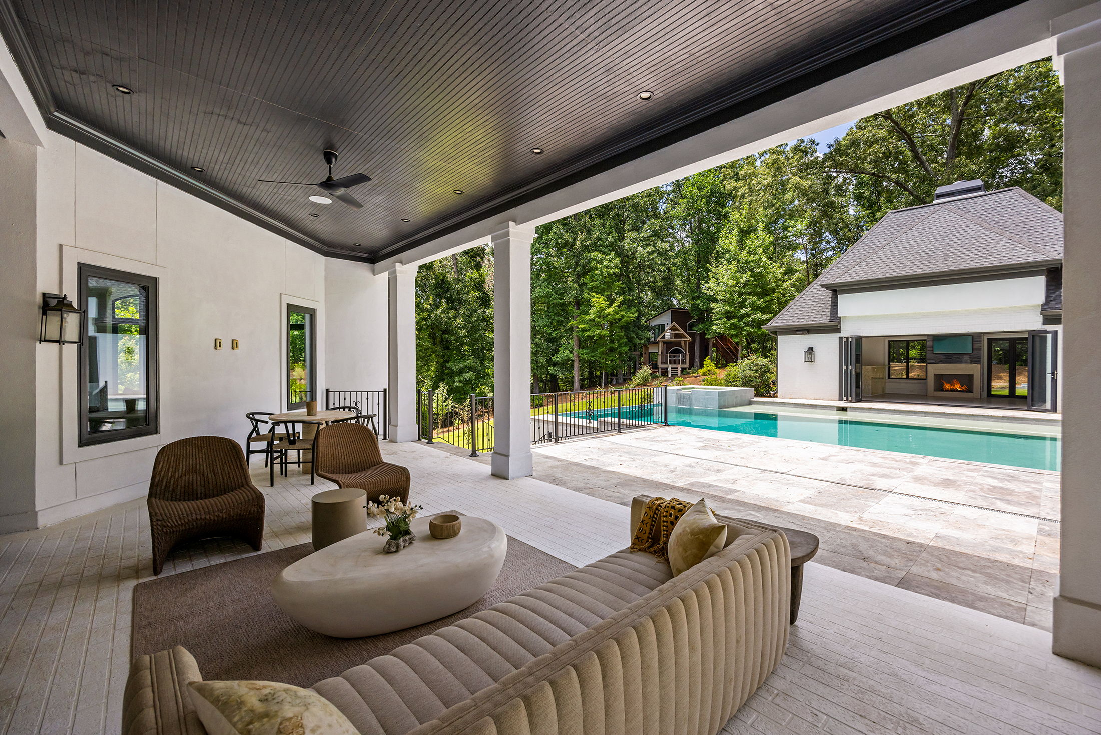  Exceptional Gated Estate with Resort-caliber Grounds - 物件實景