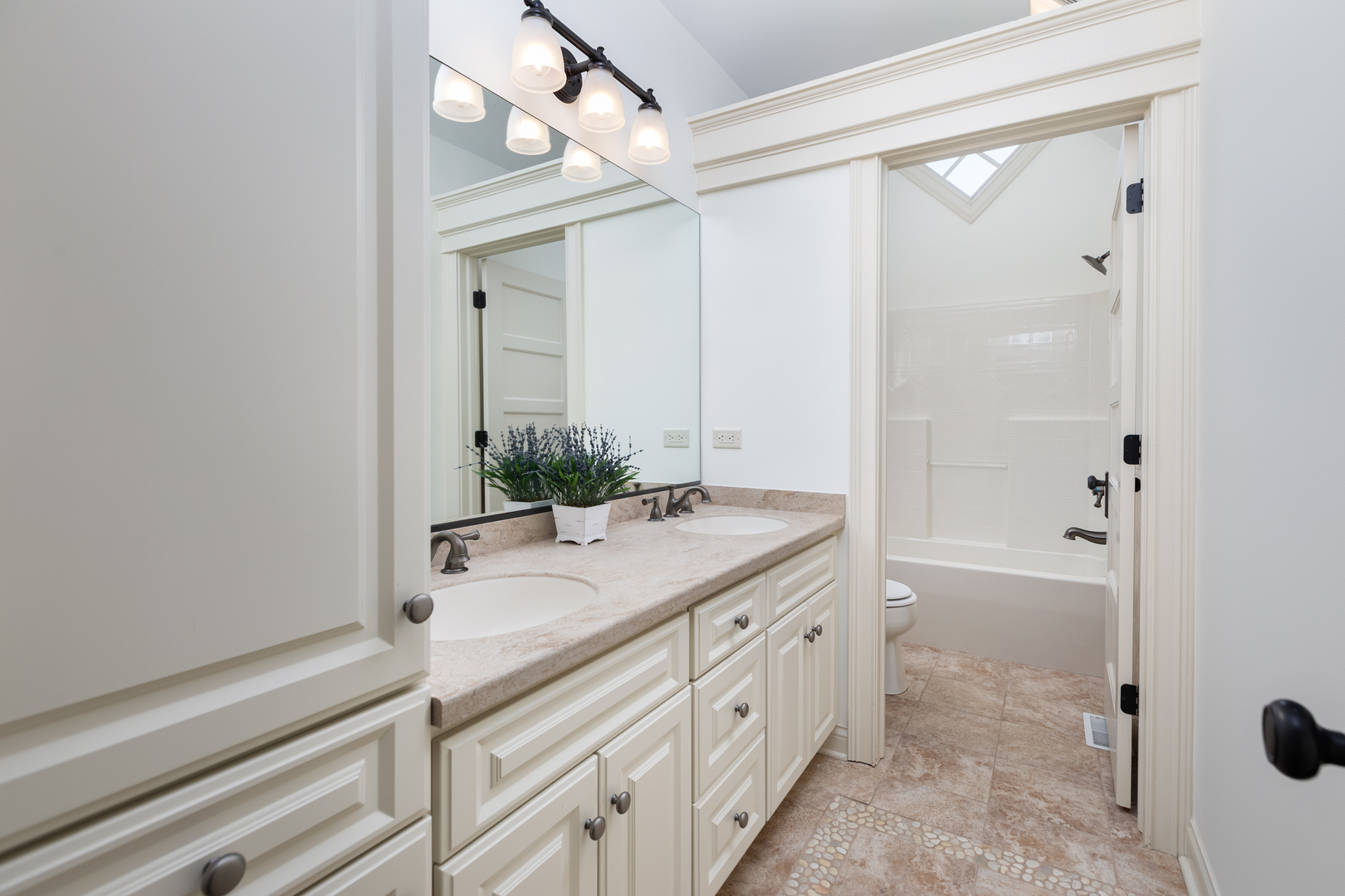 Sugar Grove, Illinois, 60554, United States, 4 Bedrooms Bedrooms, ,4 BathroomsBathrooms,Residential,For Sale,1918159