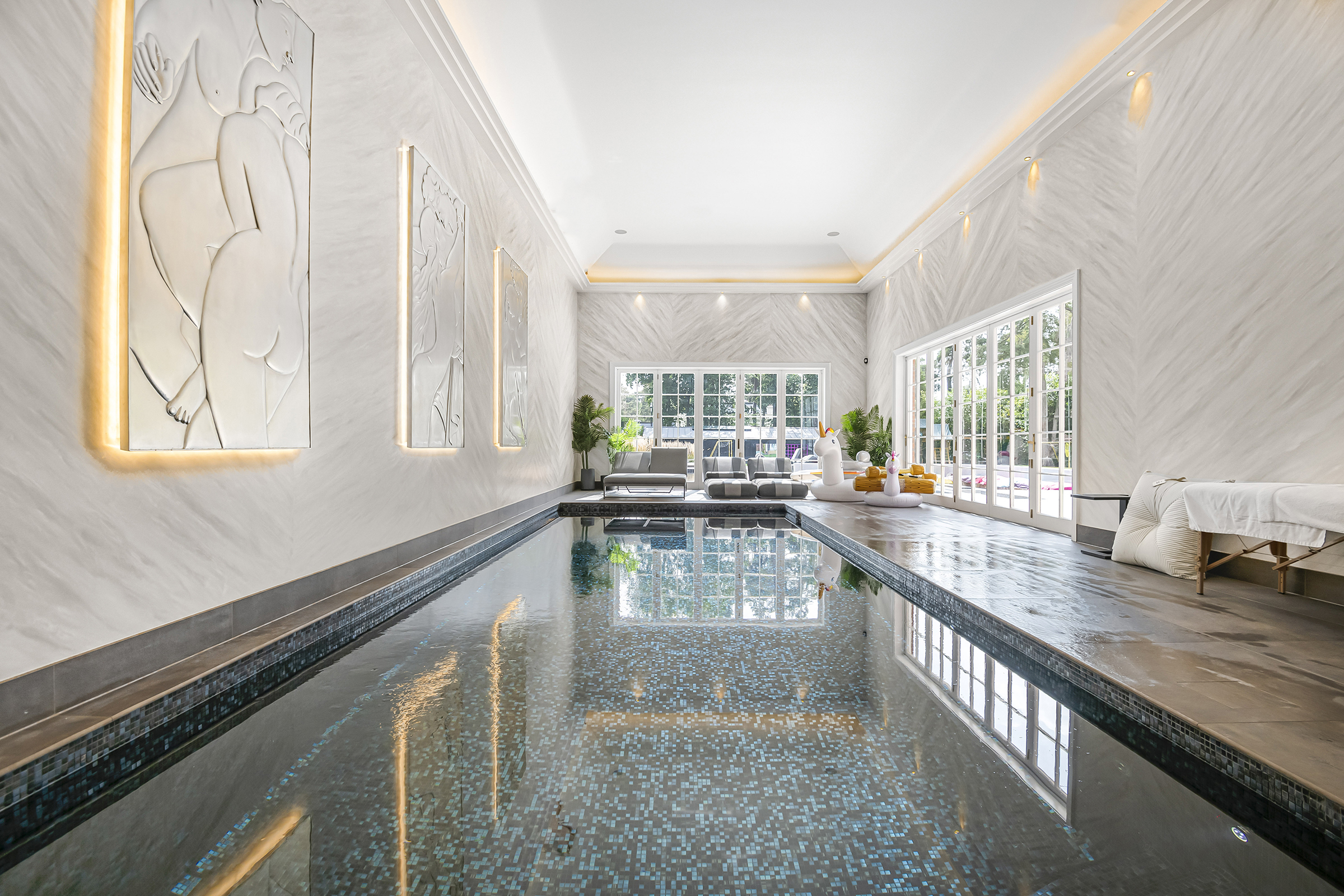  Luxury amenities and an abundance of space in this gated home - 物件實景