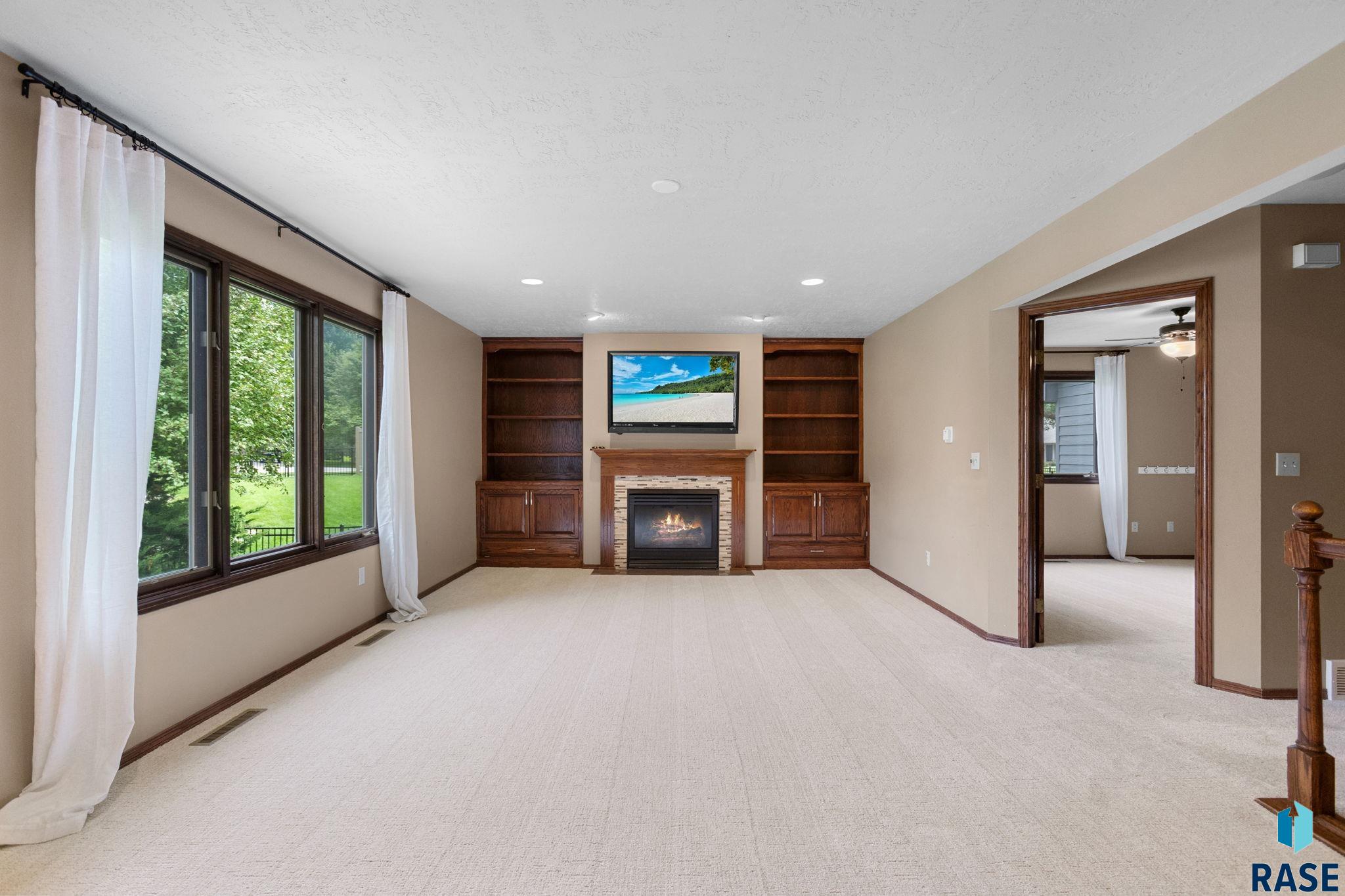 Sioux Falls, South Dakota, 57103, United States, 5 Bedrooms Bedrooms, ,2 BathroomsBathrooms,Residential,For Sale,1941945