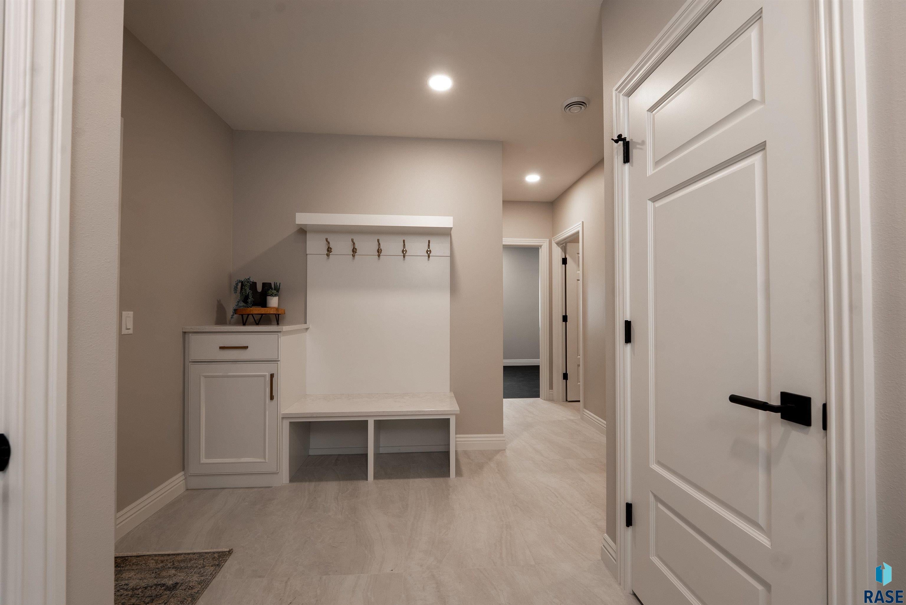 Sioux Falls, South Dakota, 57106, United States, ,Residential,For Sale,1986219