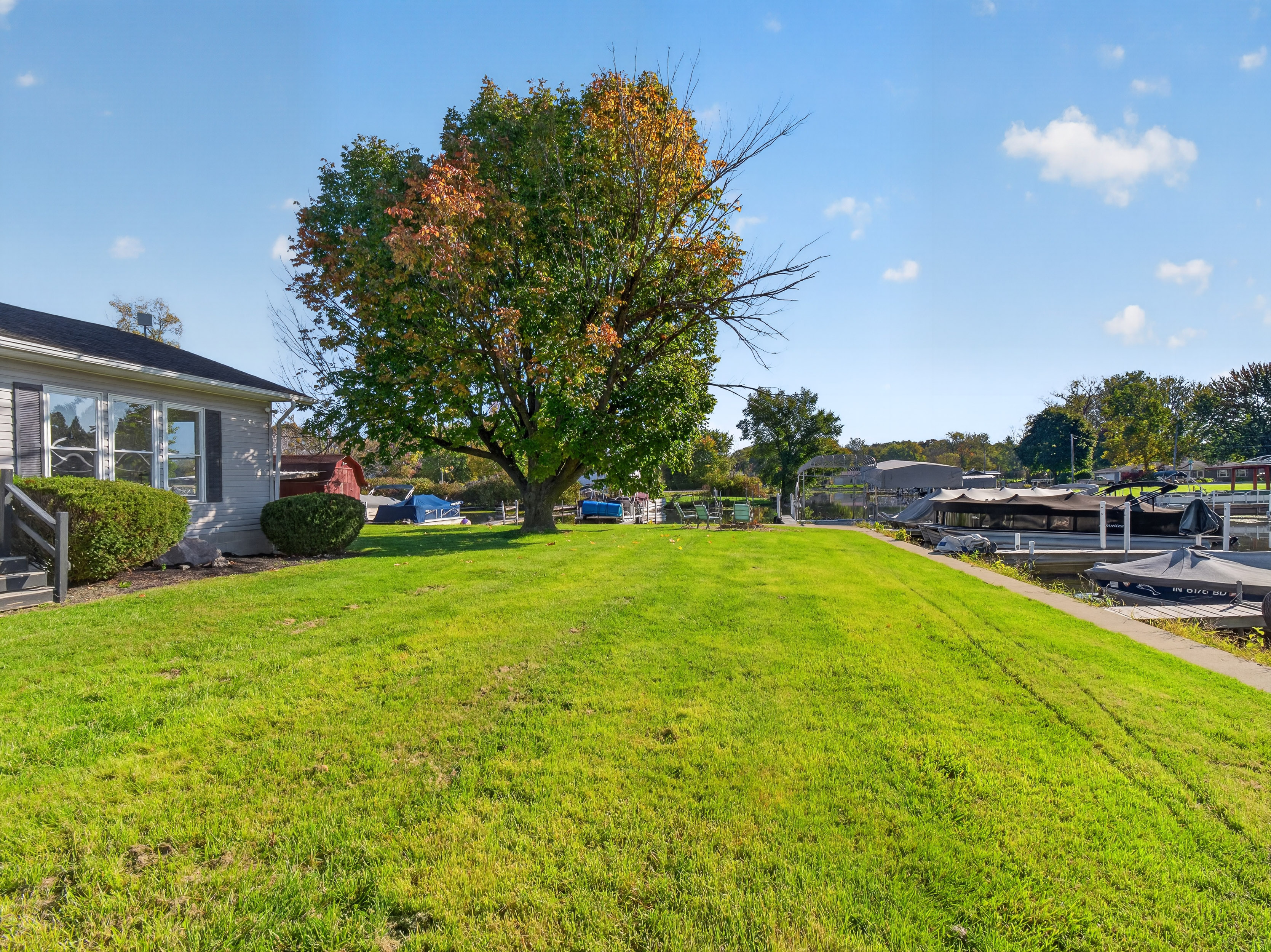  Beautifully Remodeled 4 Bedroom Home Featuring Lakefront Living - 物件實景