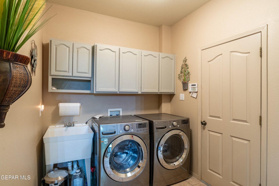 El Paso, Texas, 79912, United States, 4 Bedrooms Bedrooms, ,3 BathroomsBathrooms,Residential,For Sale,1988584