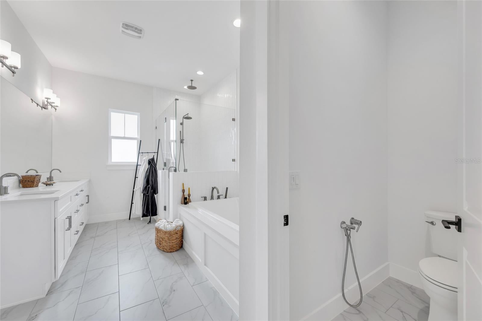 WINTER GARDEN, Florida, 34787, United States, 4 Bedrooms Bedrooms, ,4 BathroomsBathrooms,Residential,For Sale,2014519