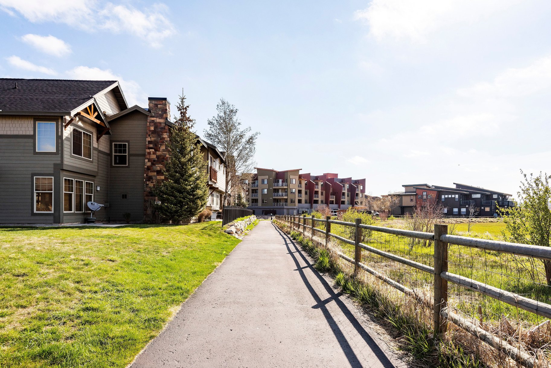  3-Bedroom Fox Point Townhome with 2-Car Garage & Newly Updated Kitchen - 物件實景
