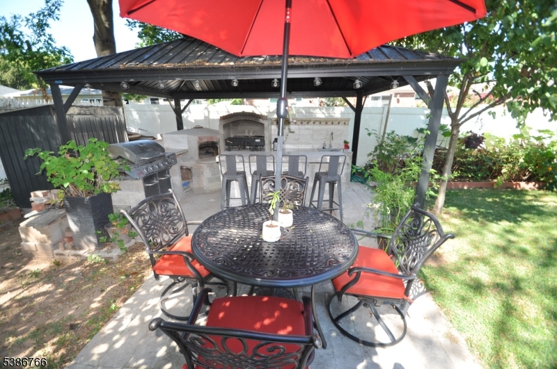 Burlington, Springfield Township`, New Jersey, 07081, United States, 4 Bedrooms Bedrooms, ,3 BathroomsBathrooms,Residential,For Sale,1979460