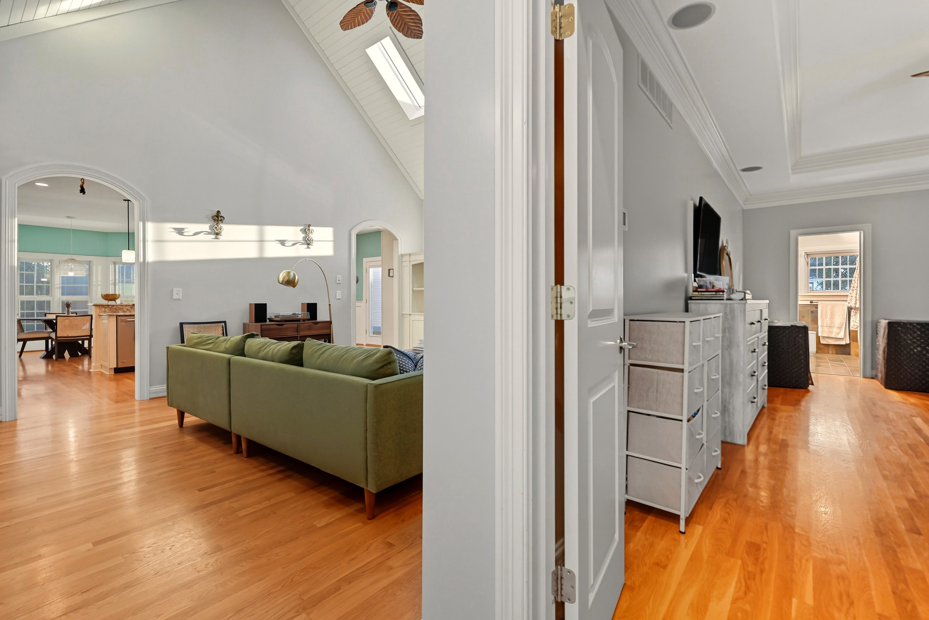 Louisville, Kentucky, 40220, United States, 3 Bedrooms Bedrooms, ,4 BathroomsBathrooms,Residential,For Sale,1979535