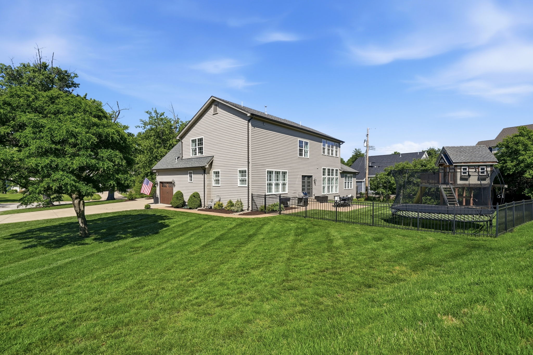  The exterior makes a strong first impression with gorgeous curb appeal... - 物件實景