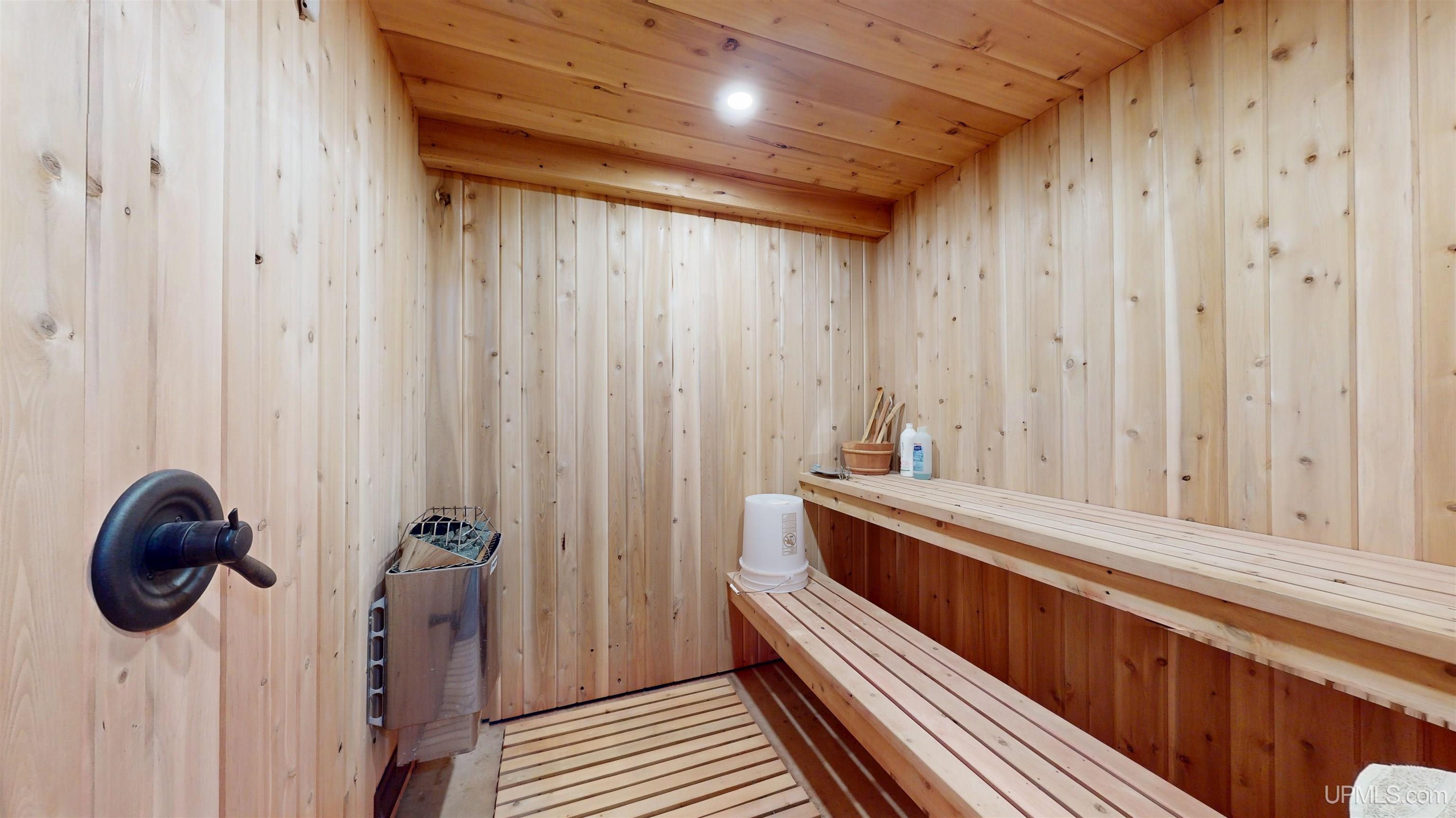 Marquette, Michigan, 49855, United States, 2 Bedrooms Bedrooms, ,4 BathroomsBathrooms,Residential,For Sale,1892873