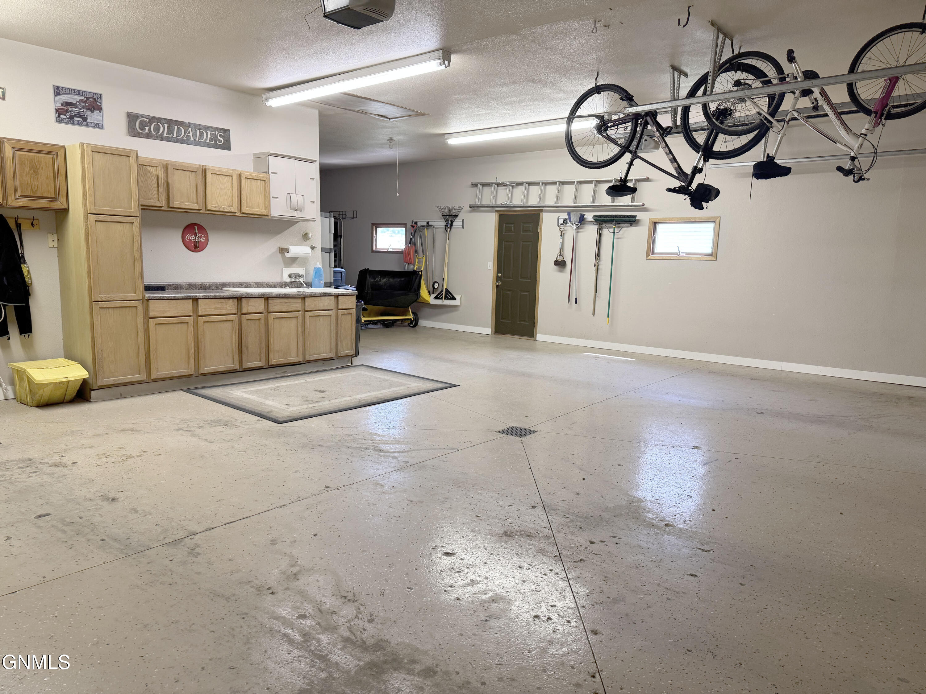 Bismarck, North Dakota, 58503, United States, 5 Bedrooms Bedrooms, ,2 BathroomsBathrooms,Residential,For Sale,2001566