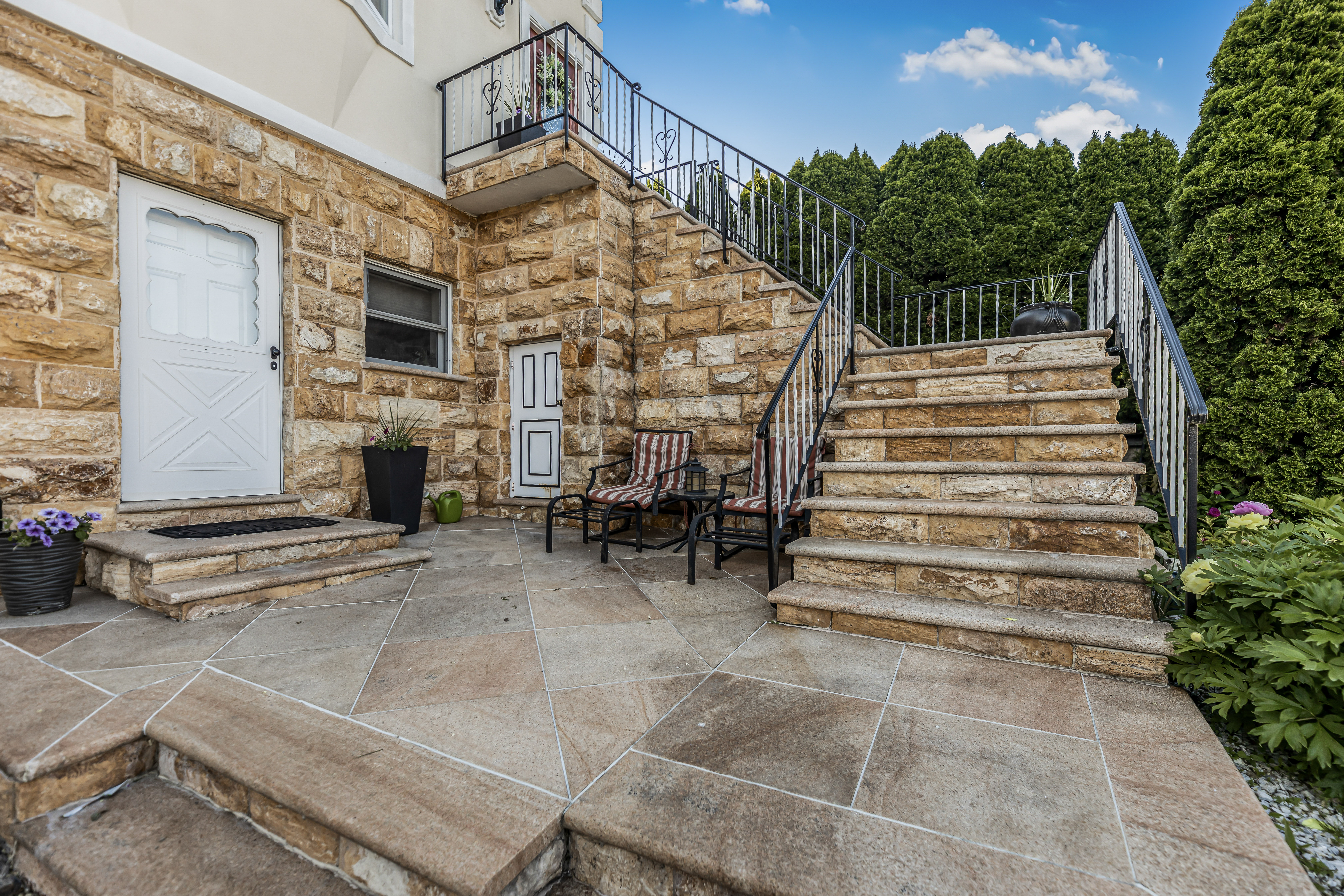 Yonkers, New York, 10703, United States, 4 Bedrooms Bedrooms, ,2 BathroomsBathrooms,Residential,For Sale,1825129