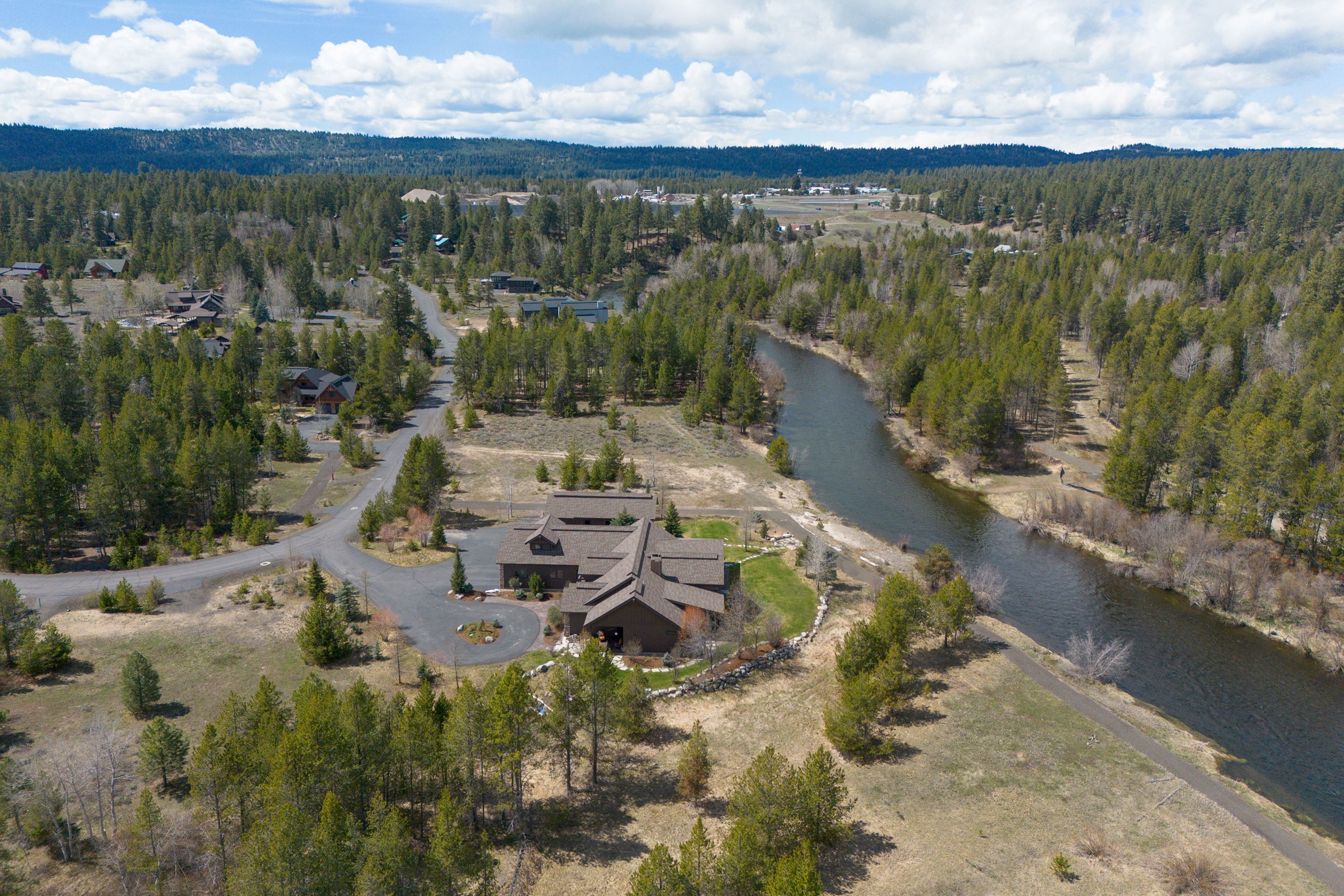  Stunning Home with Payette River Frontage on 2.66 Acres in McCall, Idaho - 物件實景