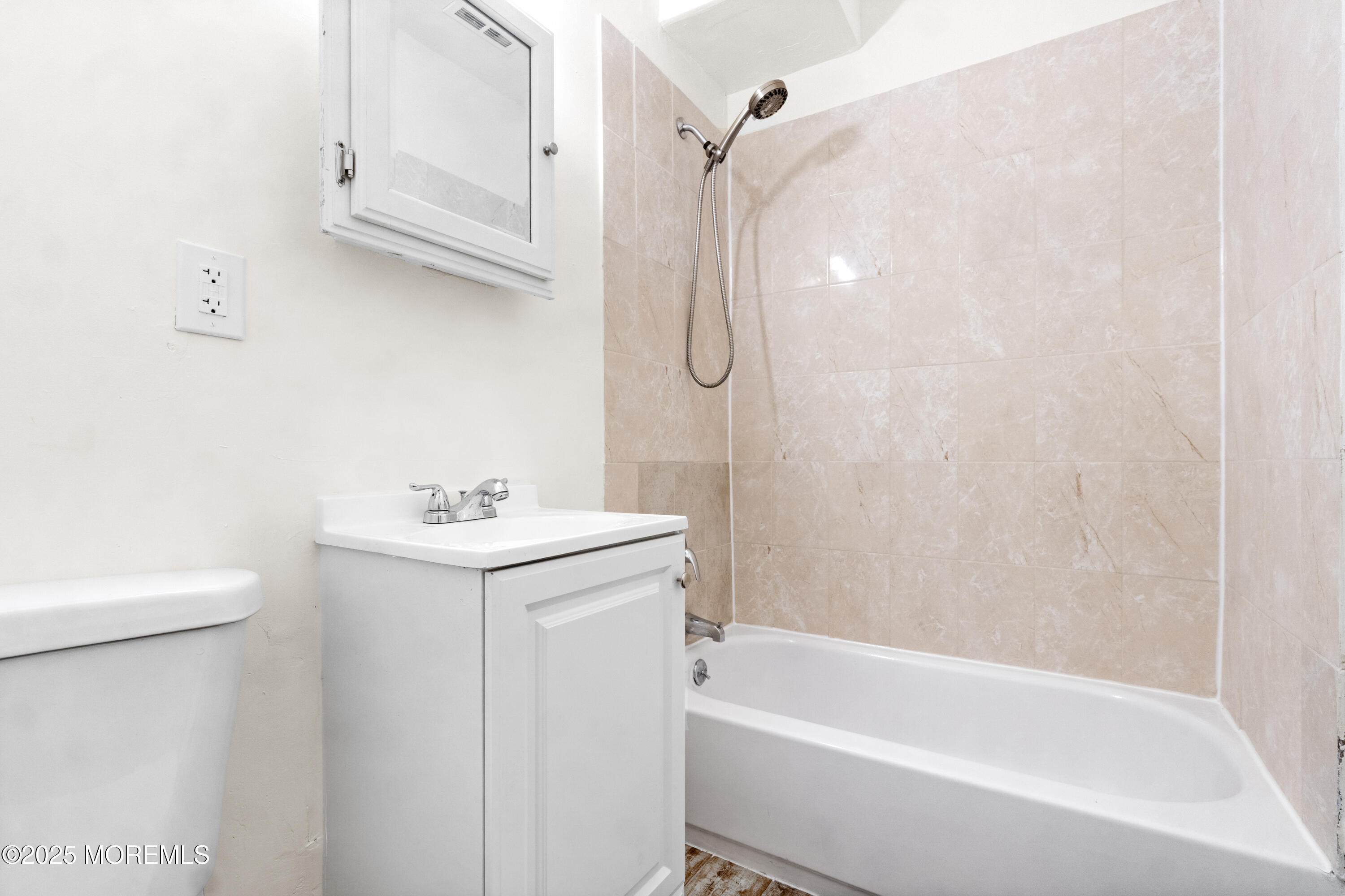 Newark, New Jersey, 07112, United States, 5 Bedrooms Bedrooms, ,2 BathroomsBathrooms,Residential,For Sale,2008185