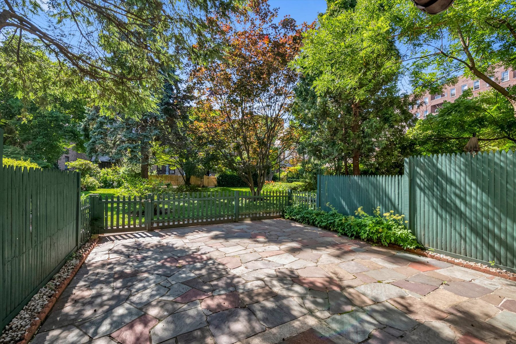  ?RENOVATED FOREST CLOSE ATTACHED BRICK TOWNHOUSE? - 物件實景