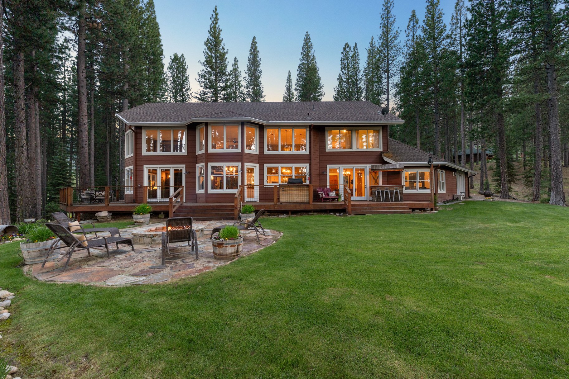  Hilltop Whitehawk Ranch Estate with Sweeping Meadow, Pond & Mountain Views - 物件實景