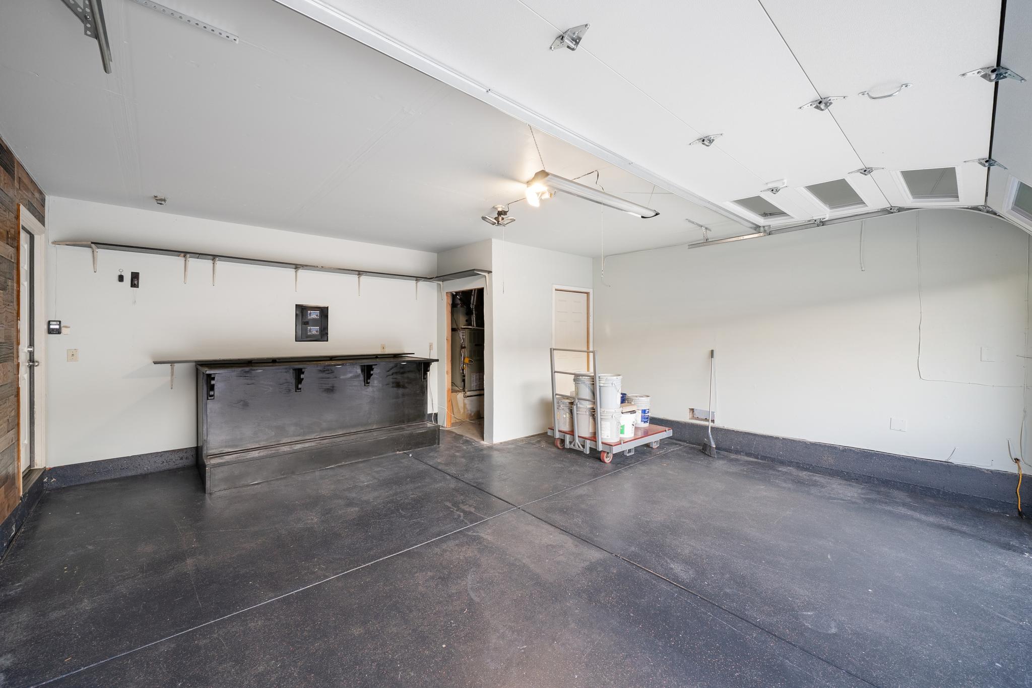  Beautifully Updated Home with Stunning Water Views - 物件實景