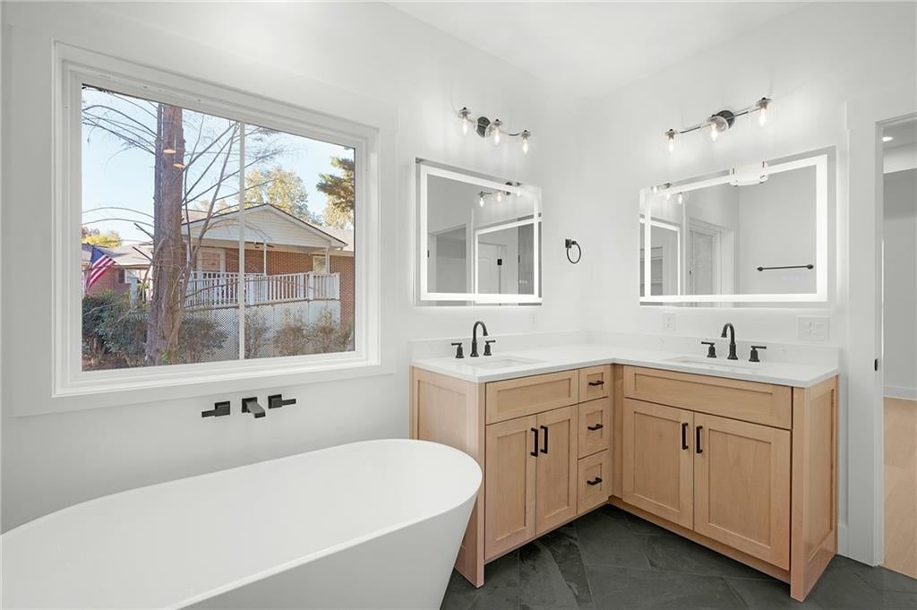 Calhoun, Georgia, 30701, United States, 4 Bedrooms Bedrooms, ,4 BathroomsBathrooms,Residential,For Sale,1980767