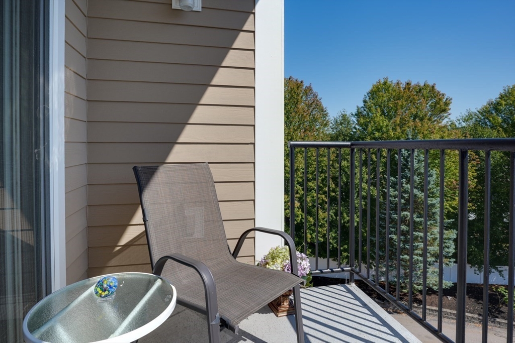Dedham, Massachusetts, 02026, United States, 2 Bedrooms Bedrooms, ,2 BathroomsBathrooms,Residential,For Sale,1950986